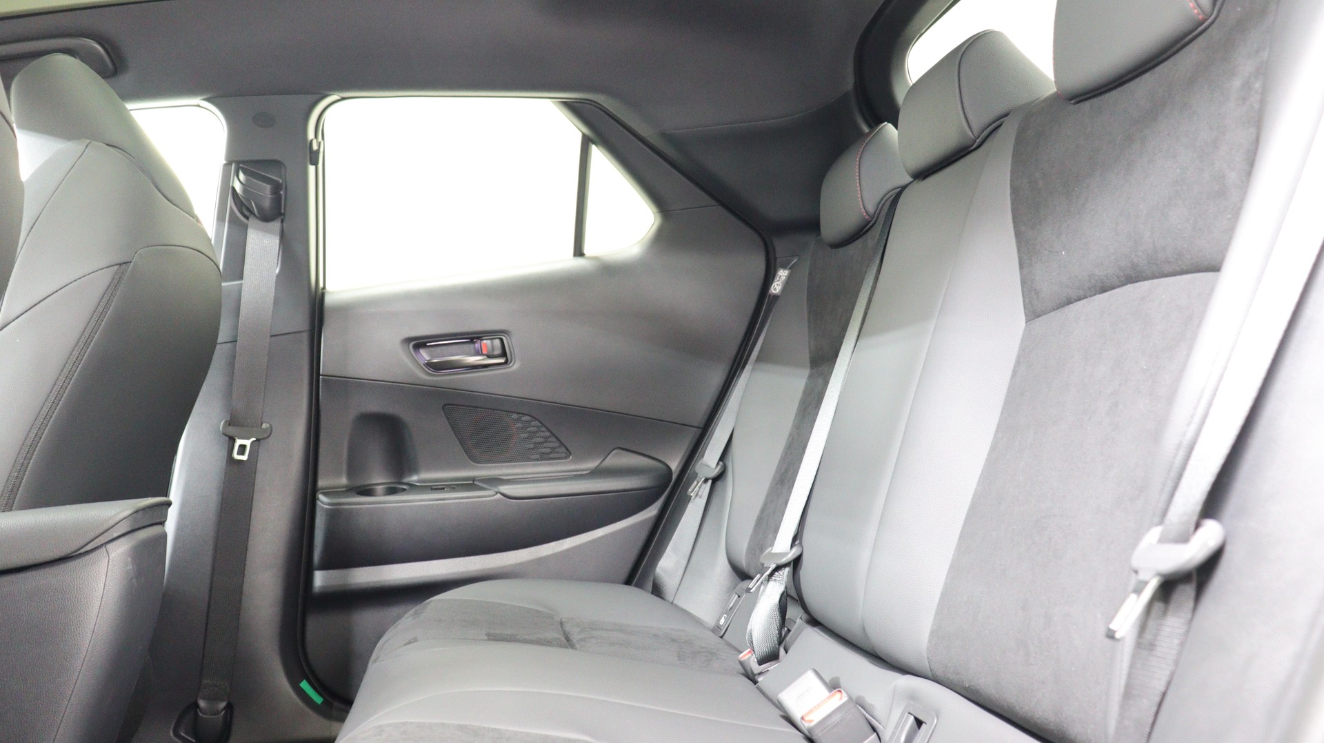 TOYOTA C-HR 2.0 PHEV GR Sport Premiere-image-3