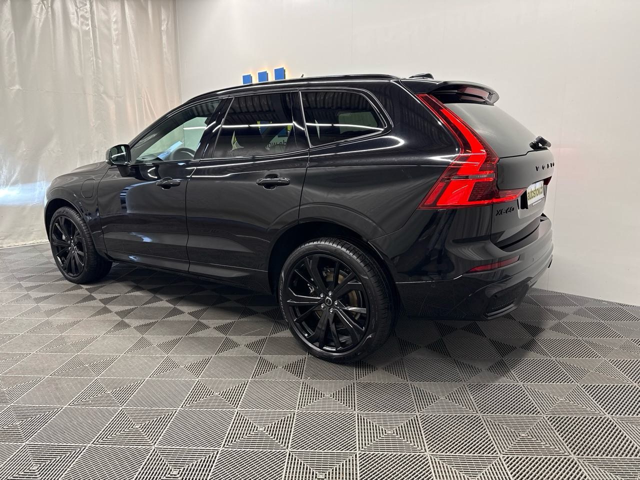 VOLVO XC60 T8 eAWD PluginHybrid Black Edition Geartronic-showroom-element-1