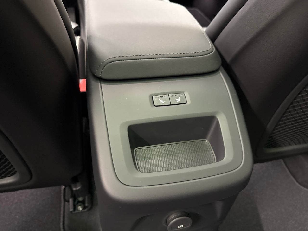 VOLVO XC60 T8 eAWD PluginHybrid Black Edition Geartronic-image-14