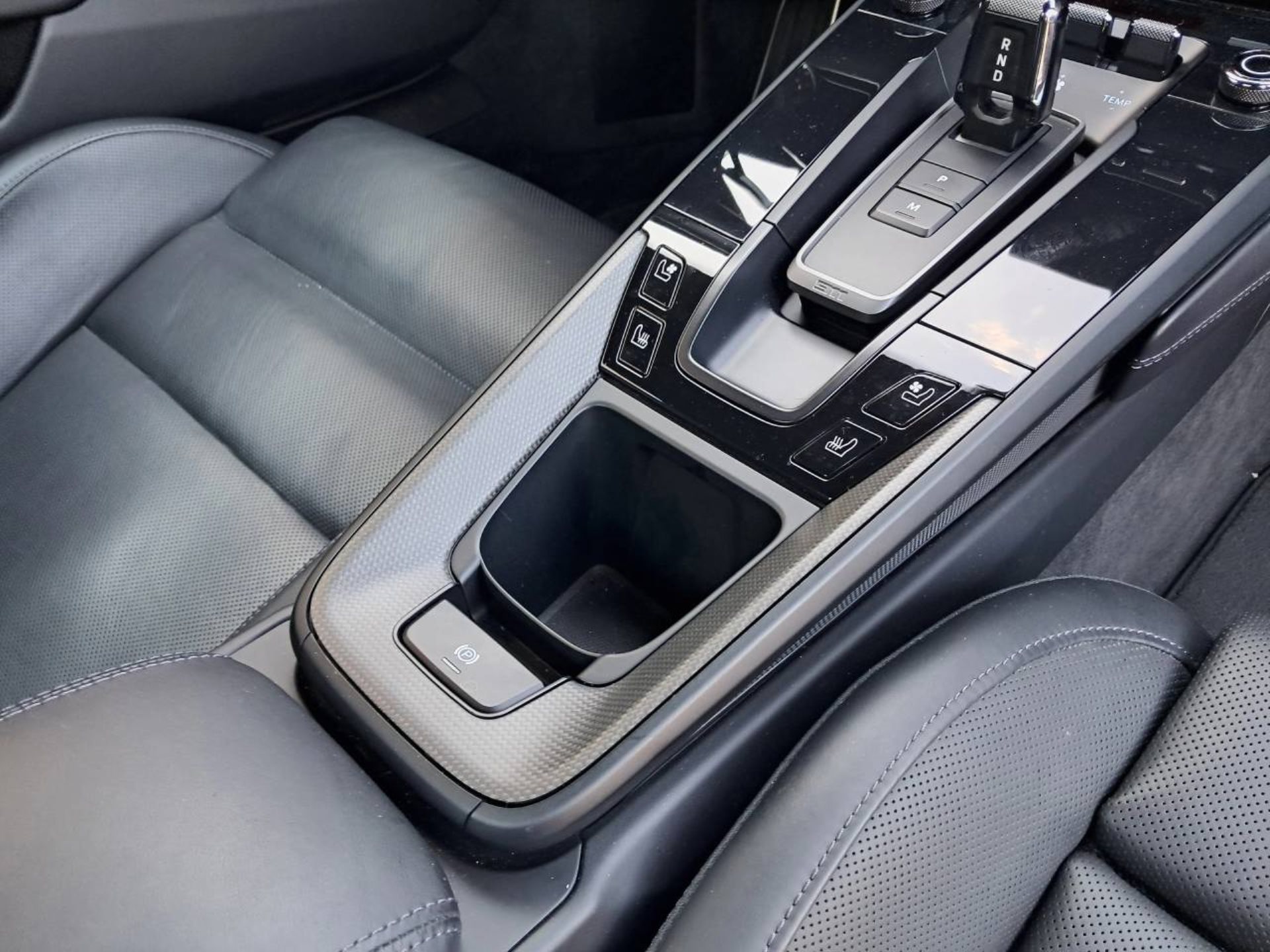 PORSCHE 911 Carrera 4 GTS-image-25