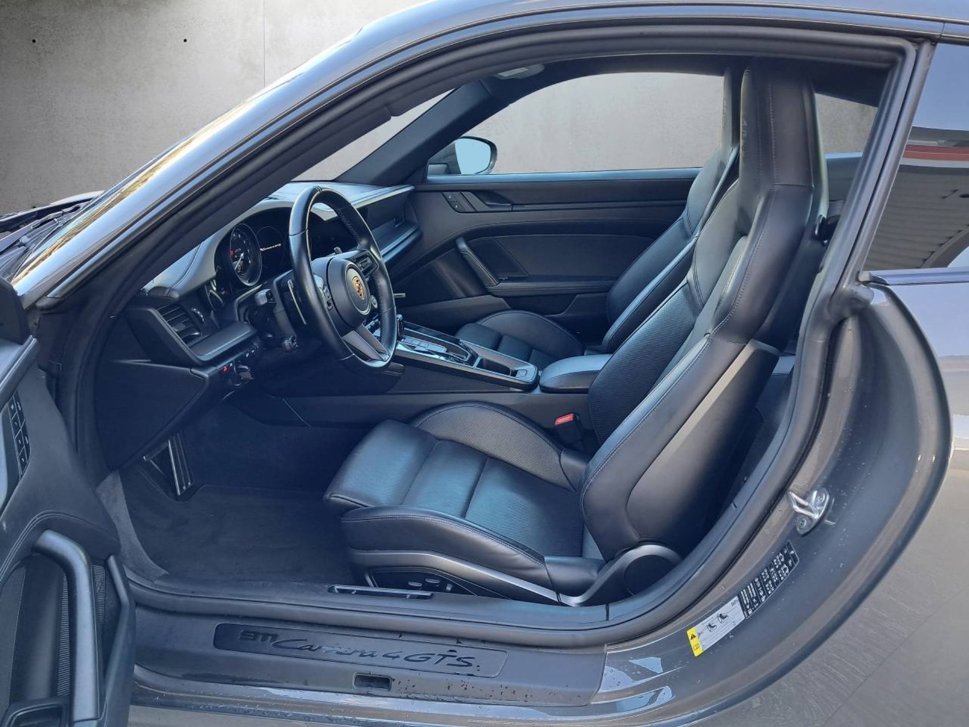 PORSCHE 911 Carrera 4 GTS-image-3
