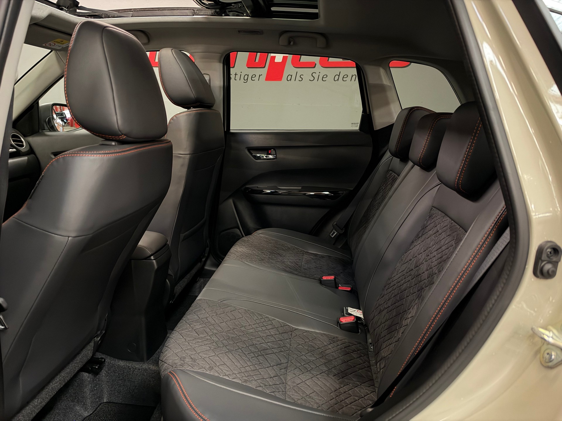 SUZUKI Vitara 1.4 Boosterjet Black Edition Top 4x4 Hybrid Automatic-image-13
