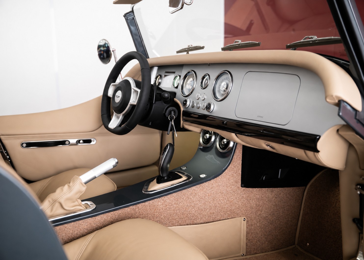 Image MORGAN 4-4 Plus Four 2.0 Automatic Bespoke (Swiss new car, Classic Dark Grey Morgan paint, 36-month warranty, delivery March 27)