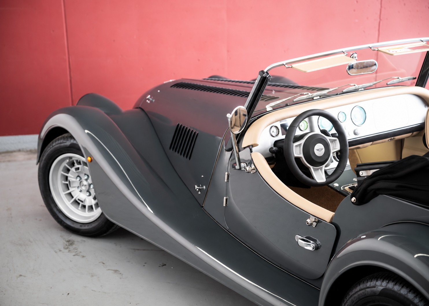 Image MORGAN 4-4 Plus Four 2.0 Automatic Bespoke (Swiss new car, Classic Dark Grey Morgan paint, 36-month warranty, delivery March 27)