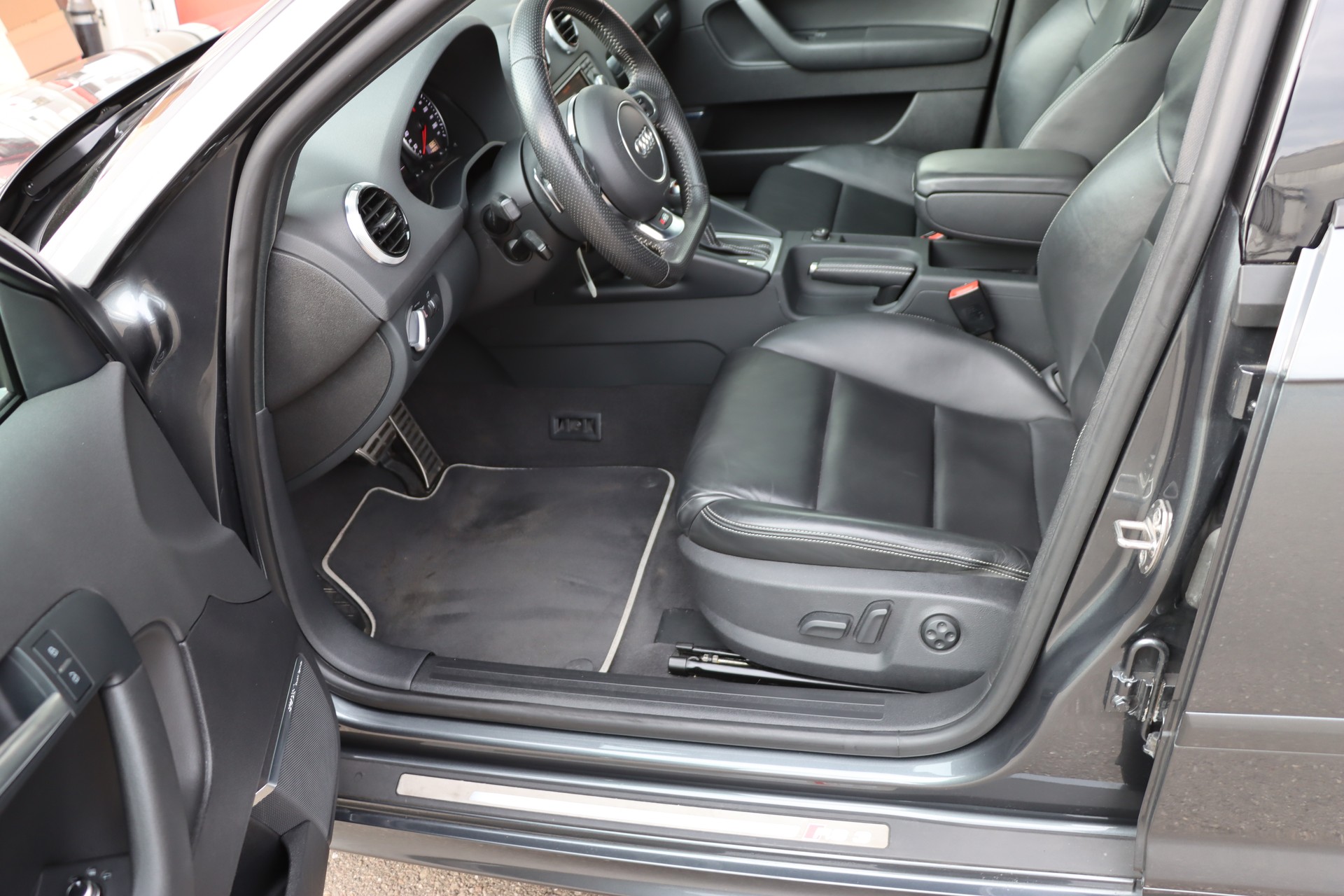 AUDI RS3 Sportback 2.5 TFSI quattro-image-10