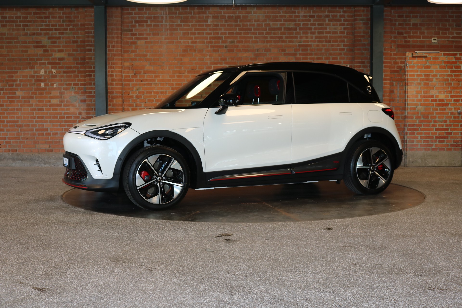 SMART #1 66 kWh Brabus AWD, 428 PS, Aktions-Leasing 0% oder Cash-Prämie CHF 4'000.-, in 2-3 Wochen verfügbar-image-1