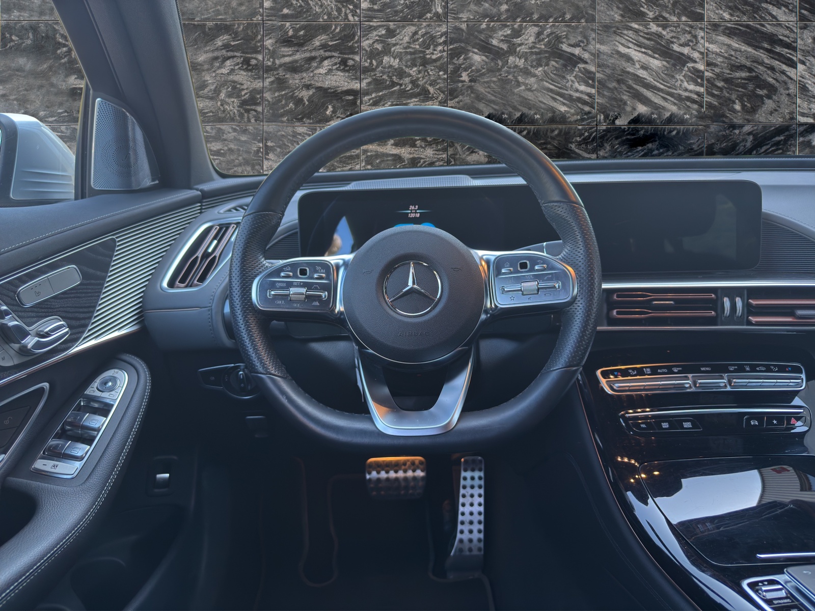 MERCEDES-BENZ EQC 400 AMG Line 4Matic-image-11