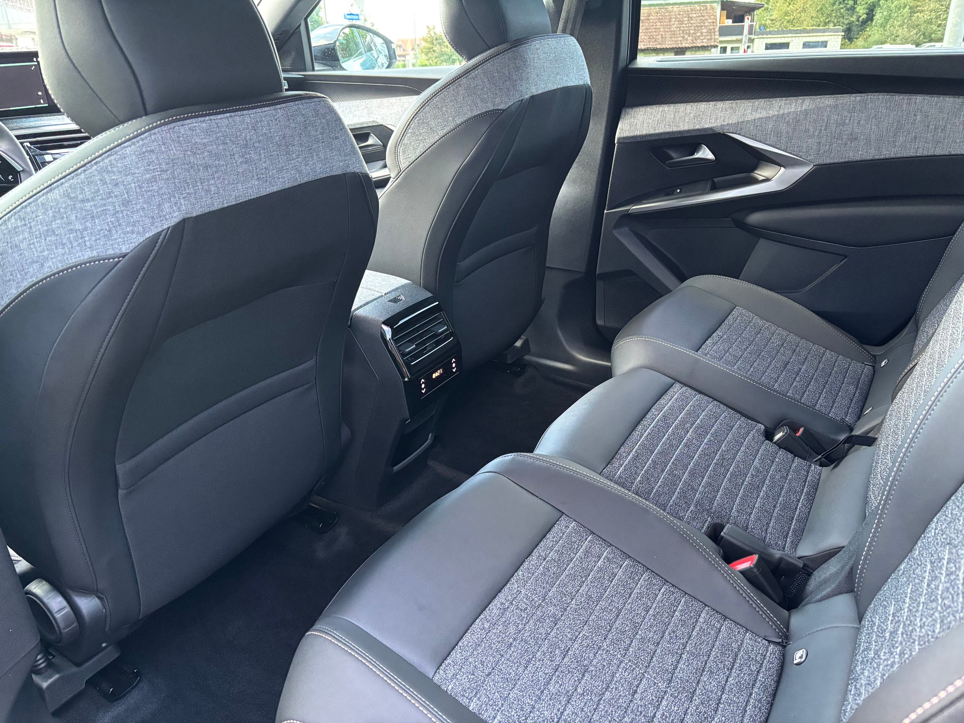 PEUGEOT 5008 145 e-DSC6 Allure Premium-image-9