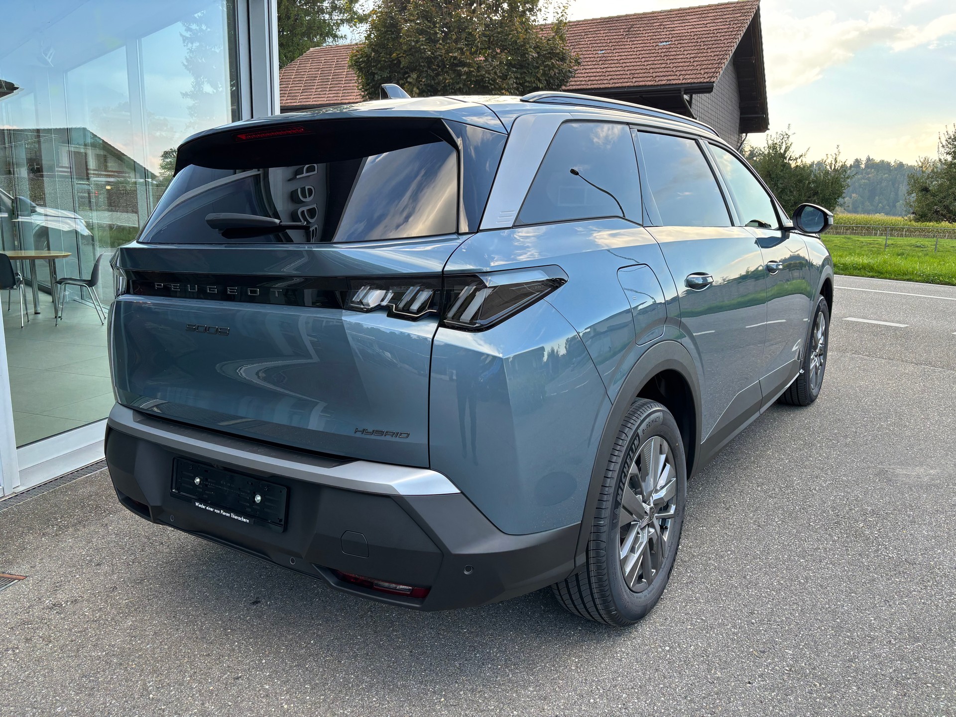 PEUGEOT 5008 145 e-DSC6 Allure Premium-image-3