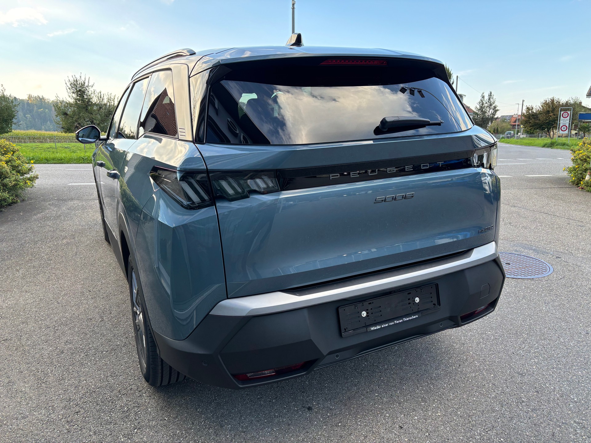 PEUGEOT 5008 145 e-DSC6 Allure Premium-image-2