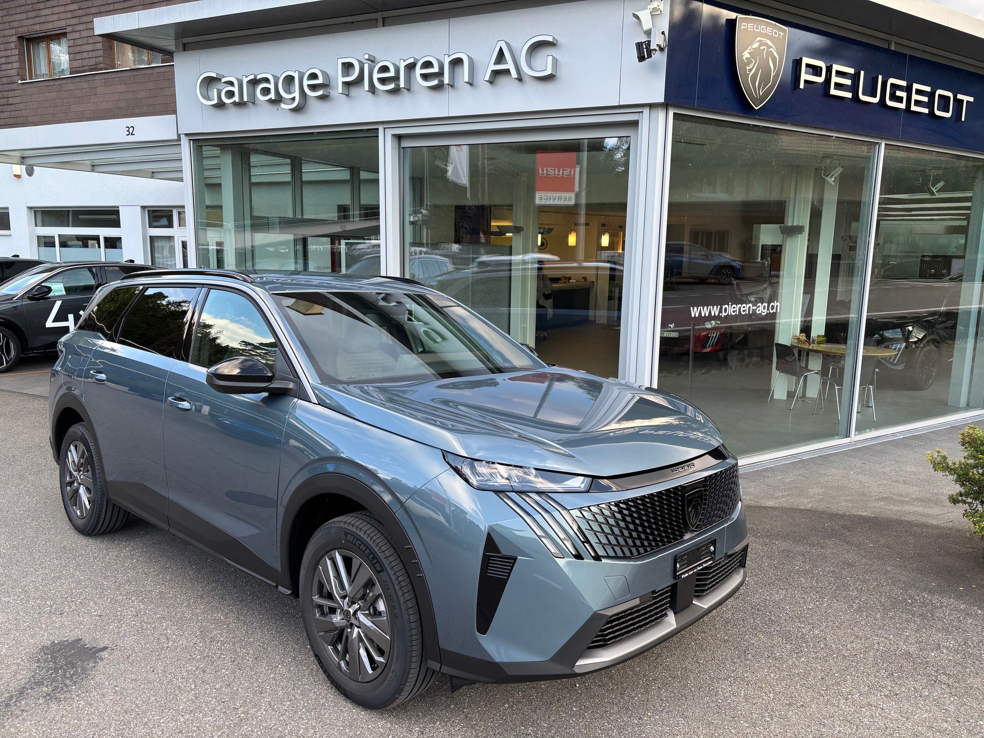 PEUGEOT 5008 145 e-DSC6 Allure Premium-image-0