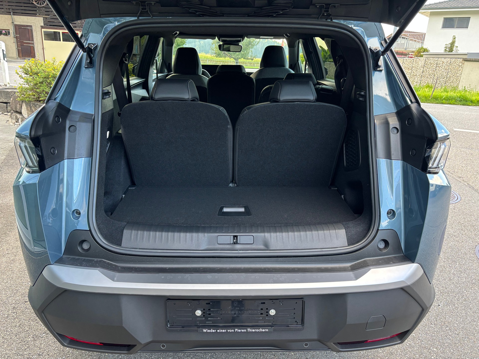 PEUGEOT 5008 145 e-DSC6 Allure Premium-image-4