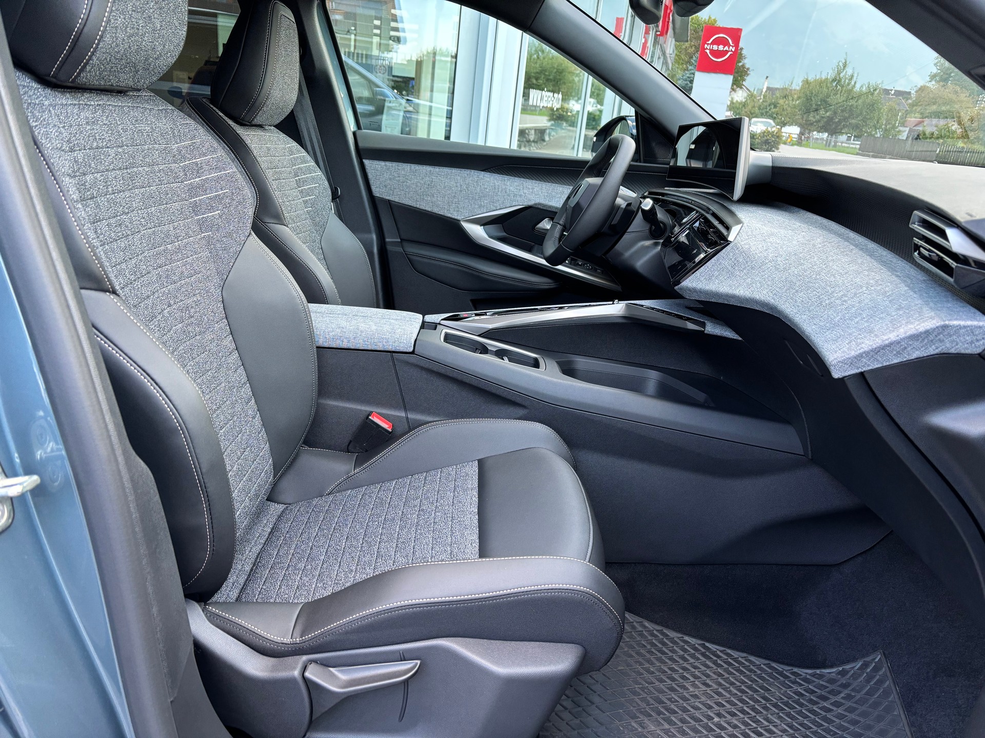 PEUGEOT 5008 145 e-DSC6 Allure Premium-image-8