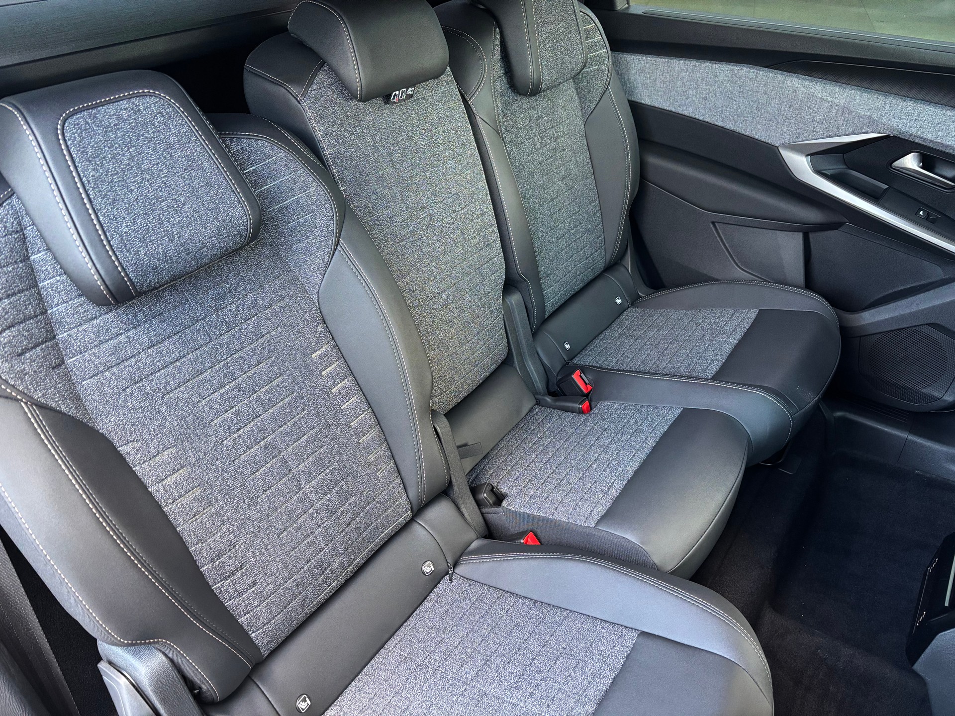 PEUGEOT 5008 145 e-DSC6 Allure Premium-image-6