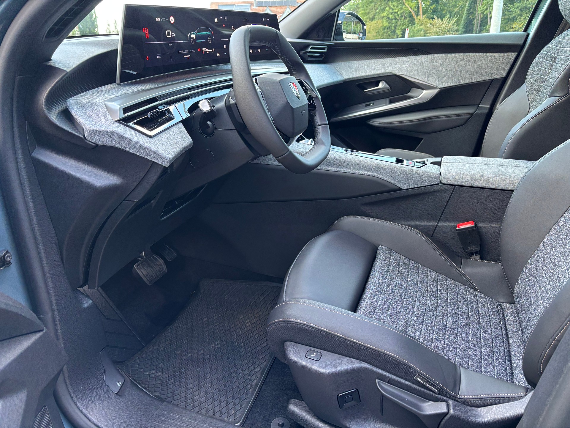 PEUGEOT 5008 145 e-DSC6 Allure Premium-image-11