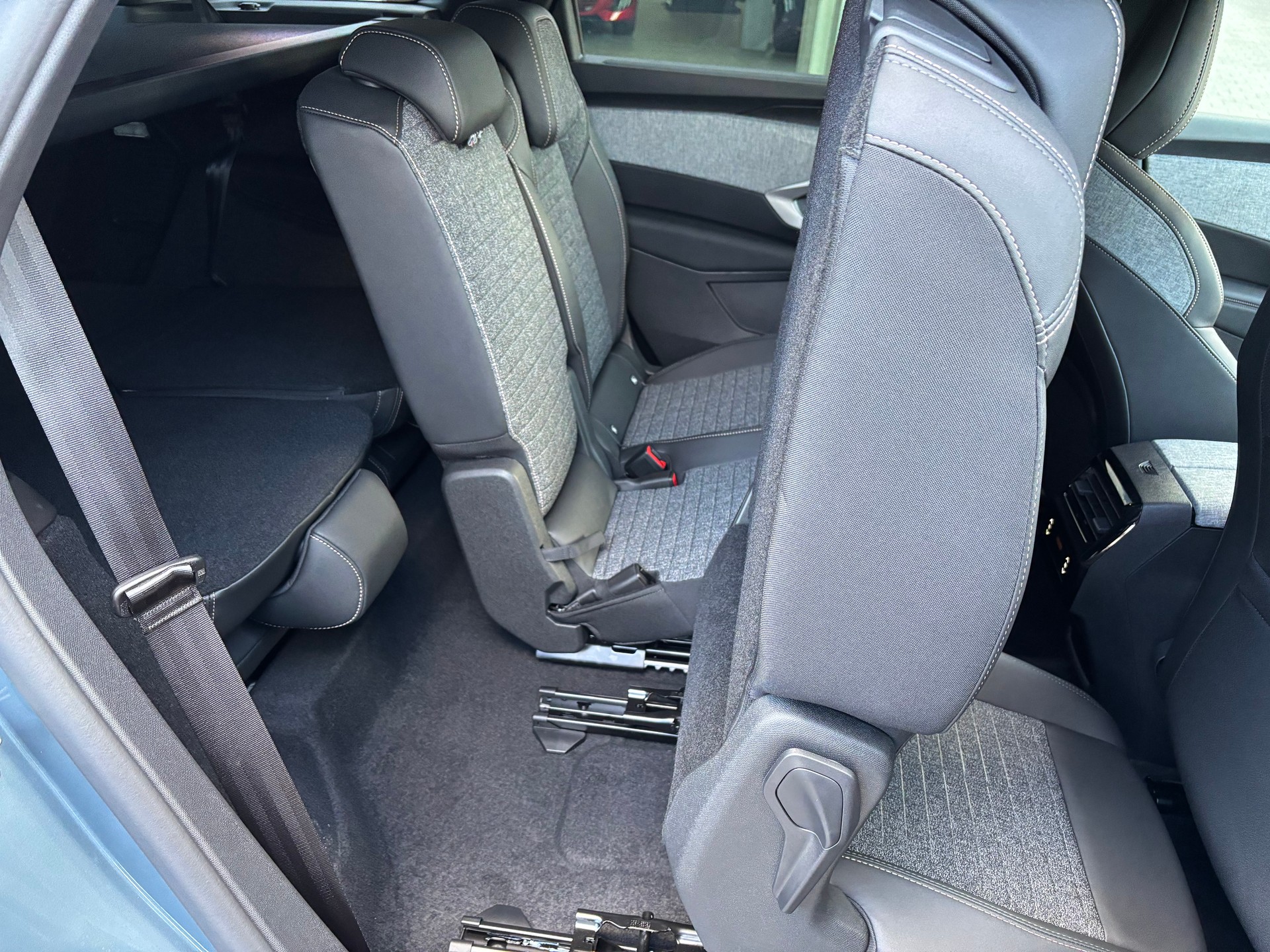 PEUGEOT 5008 145 e-DSC6 Allure Premium-image-7
