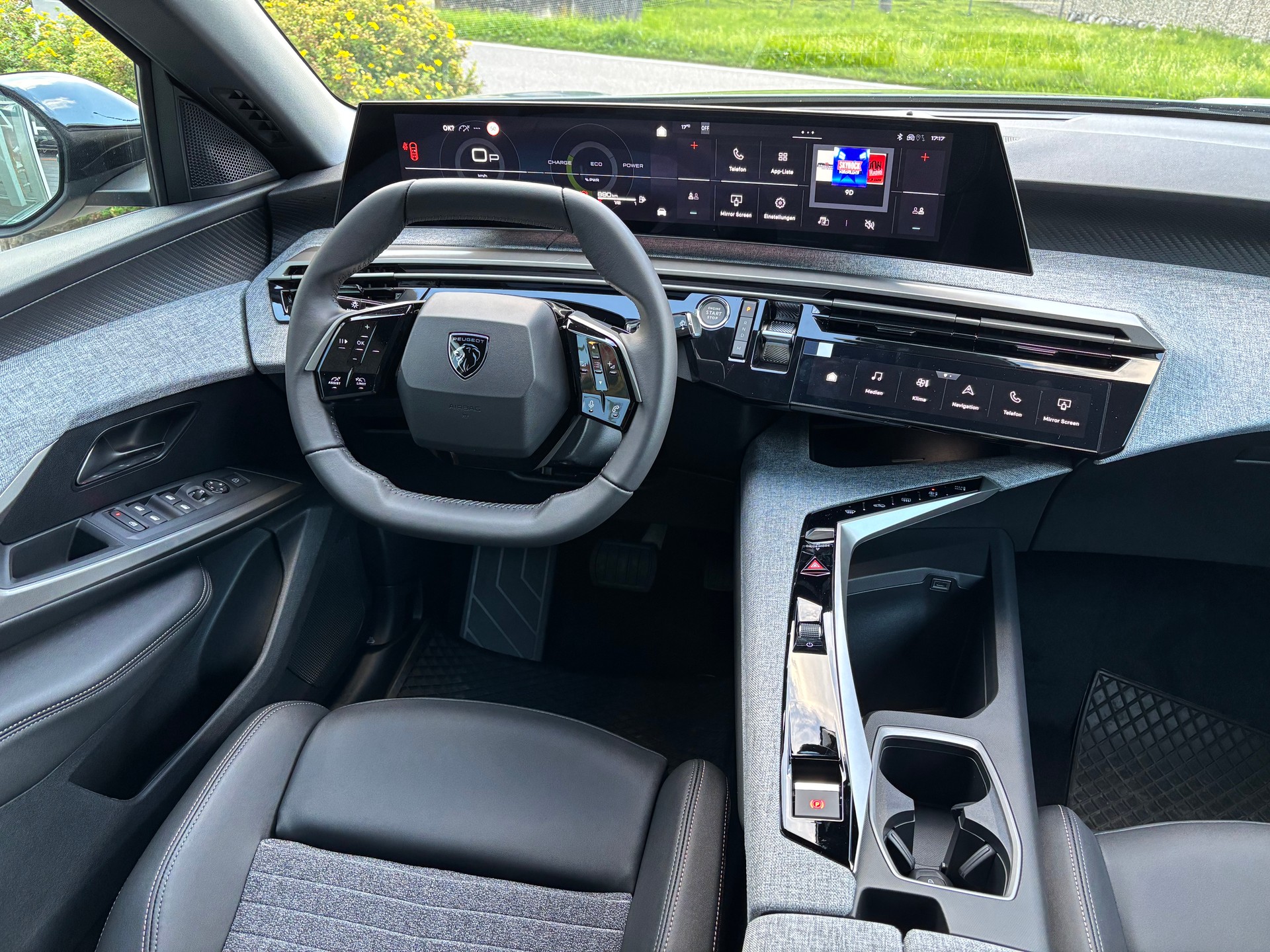 PEUGEOT 5008 145 e-DSC6 Allure Premium-image-10