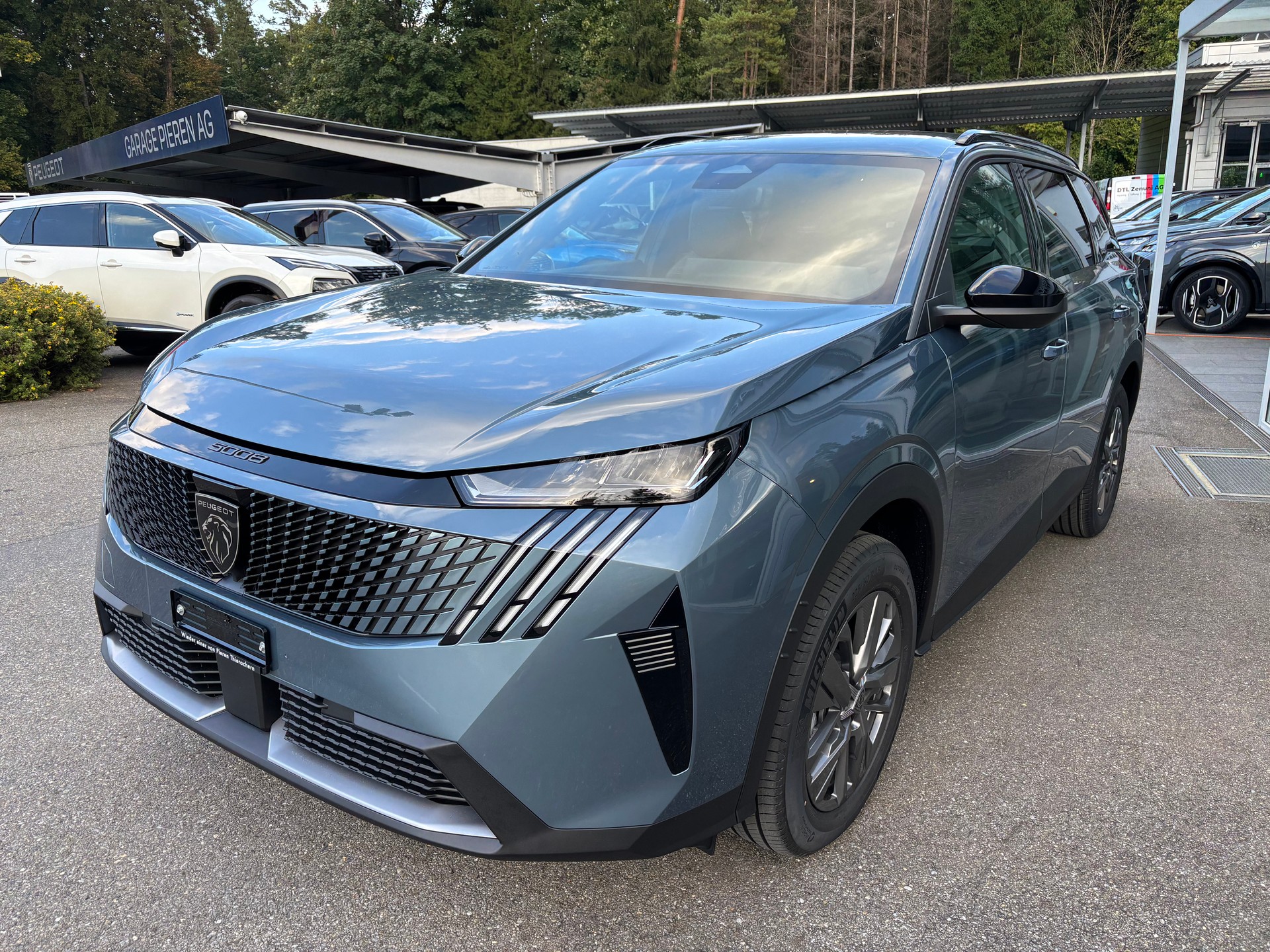 PEUGEOT 5008 145 e-DSC6 Allure Premium-image-1