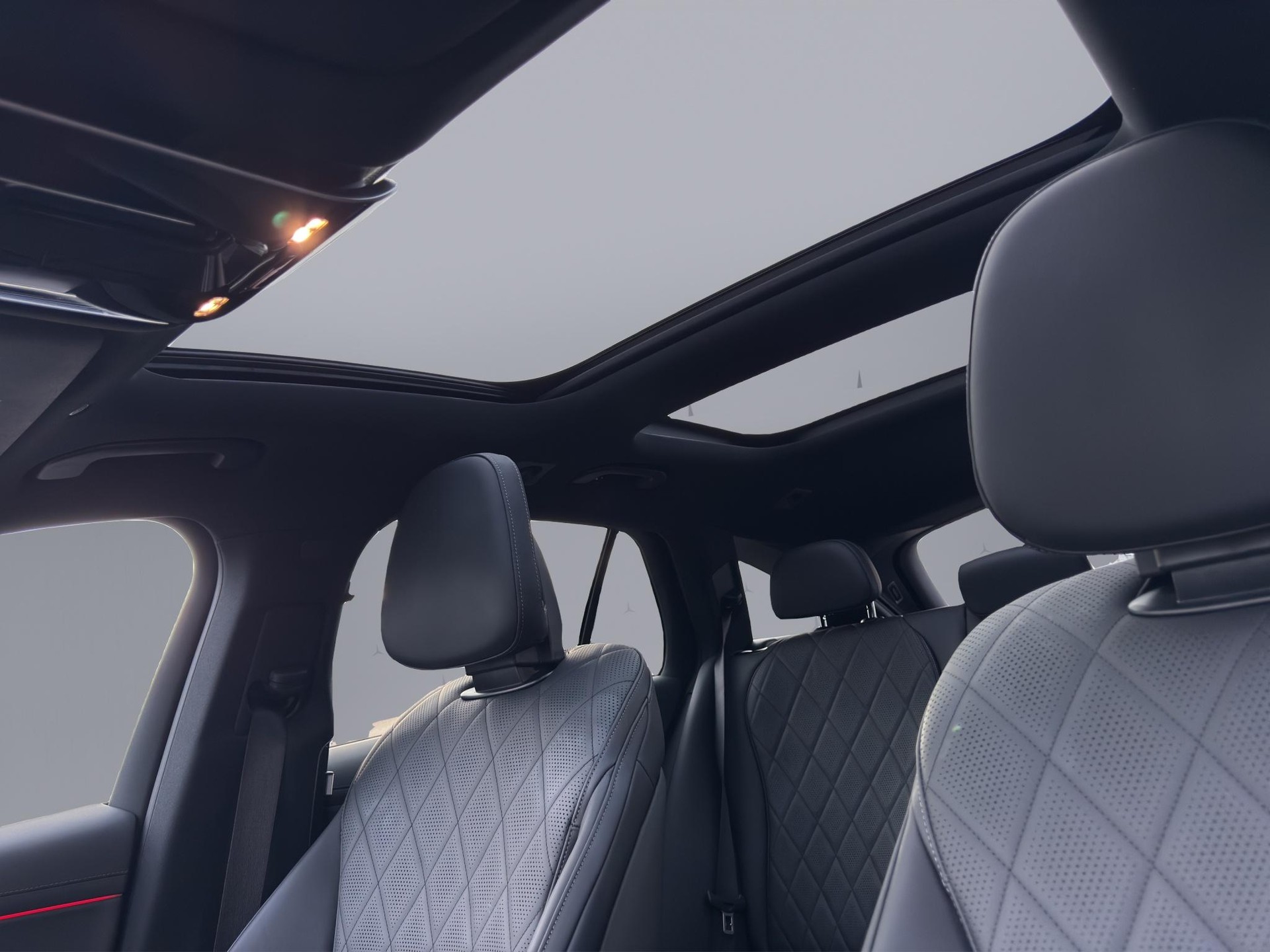 MERCEDES-BENZ E 220 d Exclusive 4matic Kombi-image-19