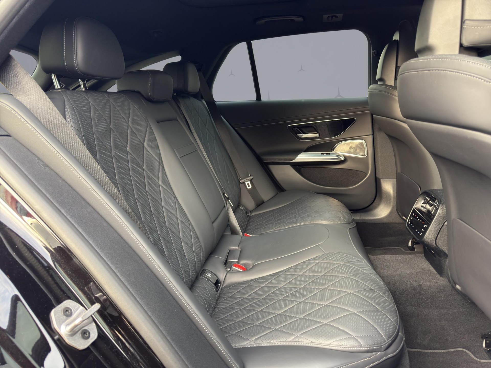 MERCEDES-BENZ E 220 d Exclusive 4matic Kombi-image-17