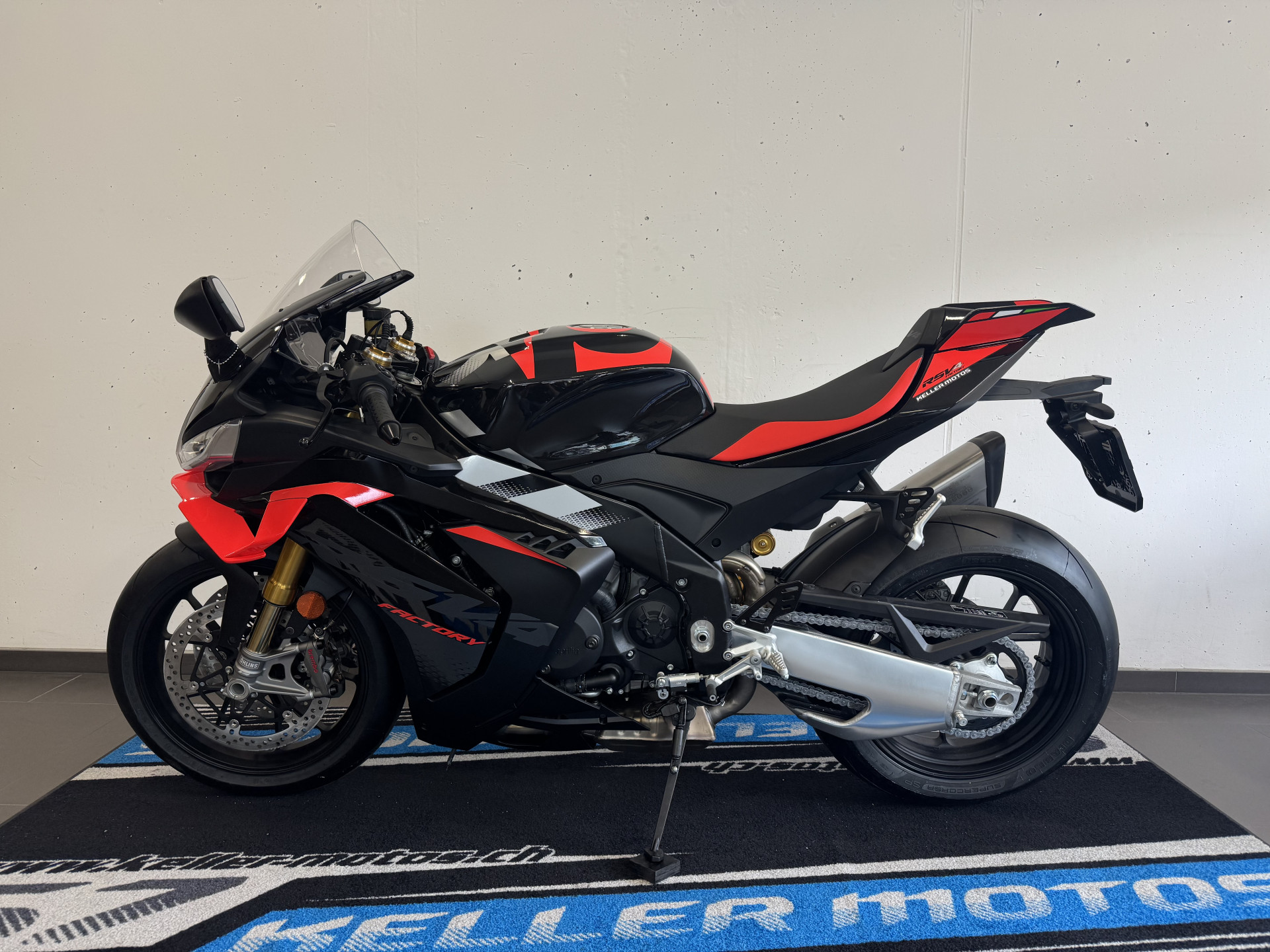 APRILIA RSV4 1100 E5+ Factory-showroom-element-1