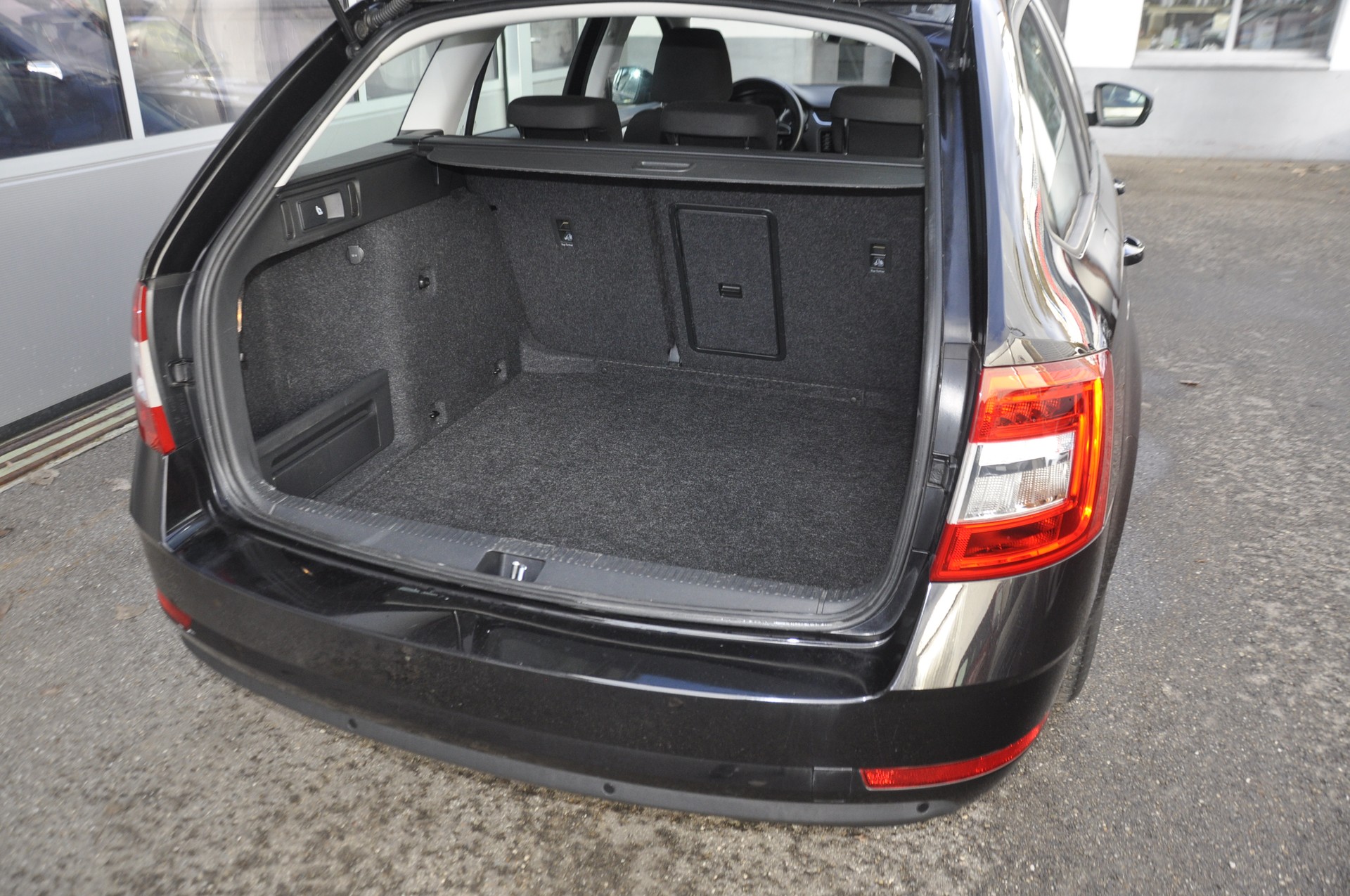 SKODA Octavia Combi 2.0 TDI Ambition 4x4 DSG I 184 PS-image-12