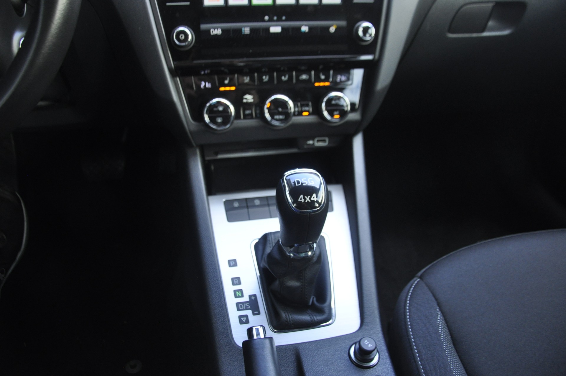 SKODA Octavia Combi 2.0 TDI Ambition 4x4 DSG I 184 PS-image-9