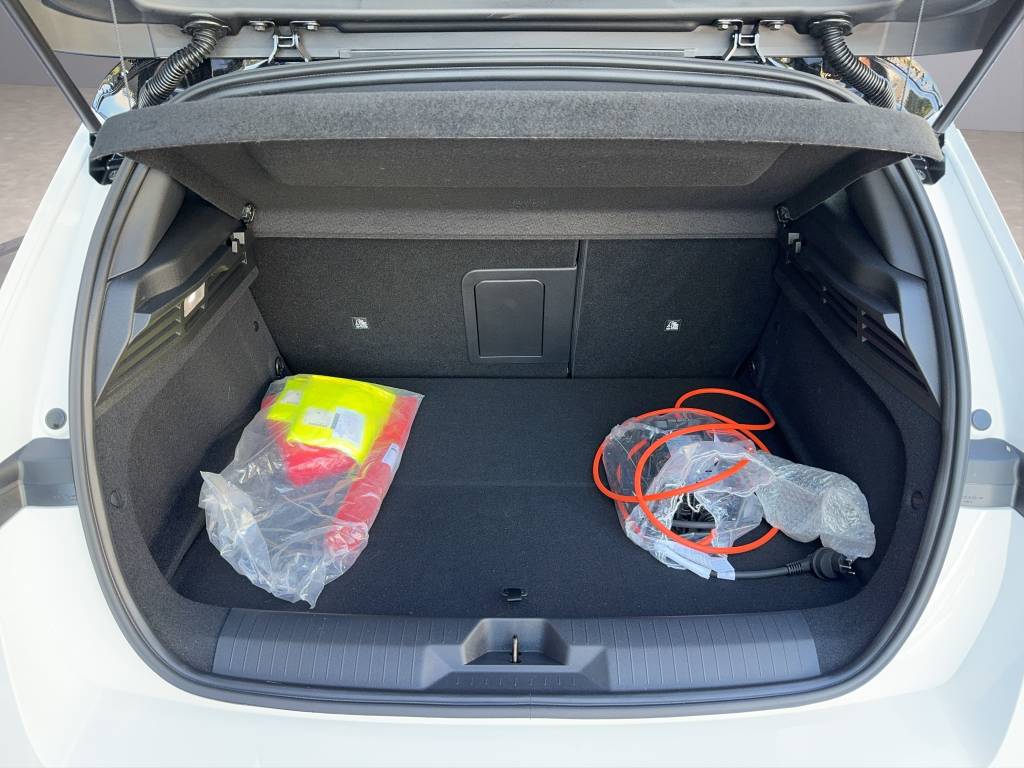 OPEL Astra 1.6 PHEV Turbo GSe A-image-11