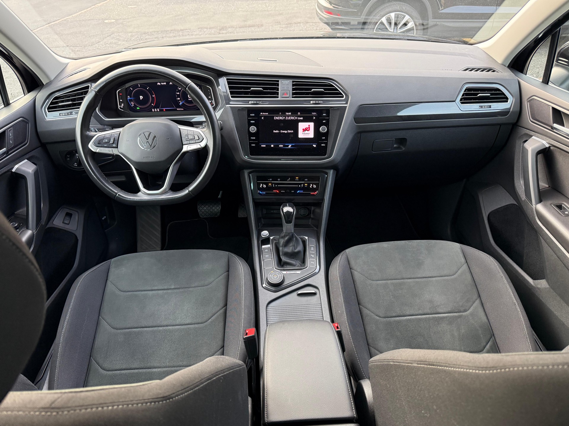 VW Tiguan 2.0 TDI SCR Elegance DSG-image-14