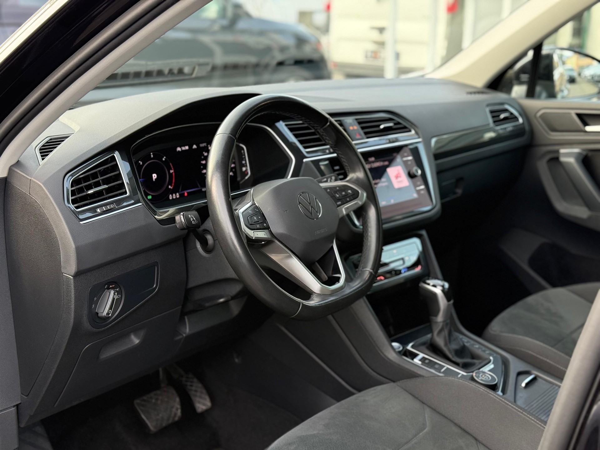 VW Tiguan 2.0 TDI SCR Elegance DSG-image-9