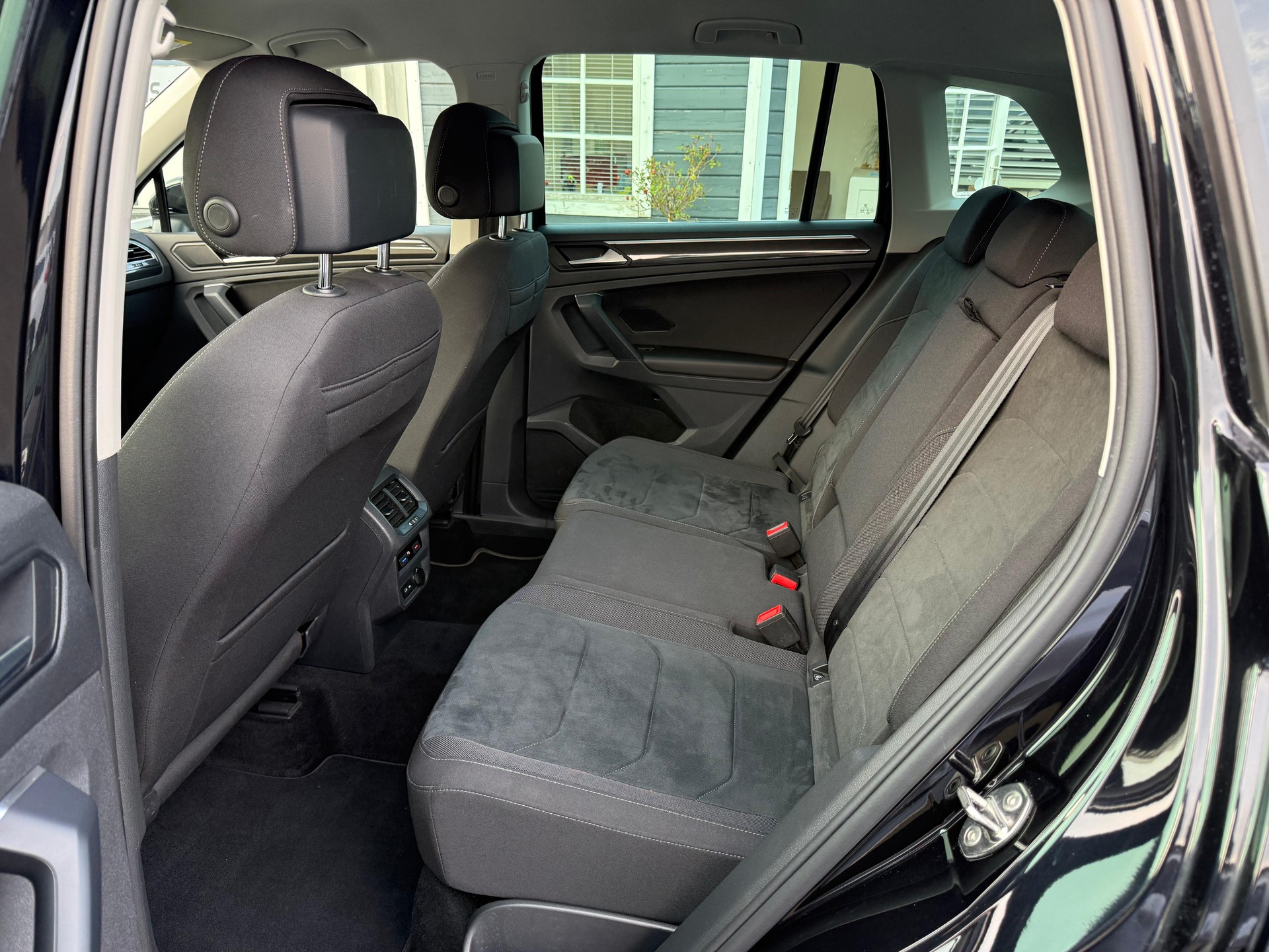 VW Tiguan 2.0 TDI SCR Elegance DSG-image-11