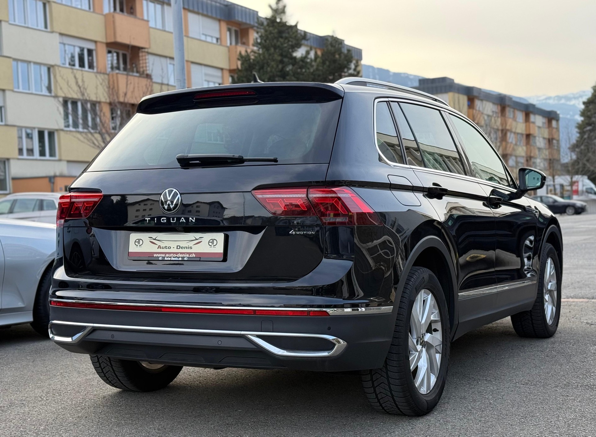 VW Tiguan 2.0 TDI SCR Elegance DSG-image-3