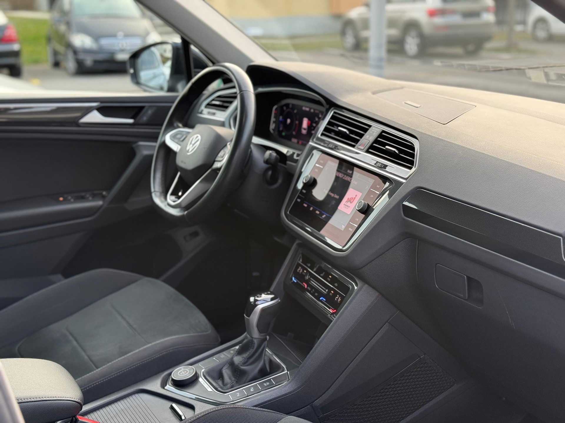 VW Tiguan 2.0 TDI SCR Elegance DSG-image-17