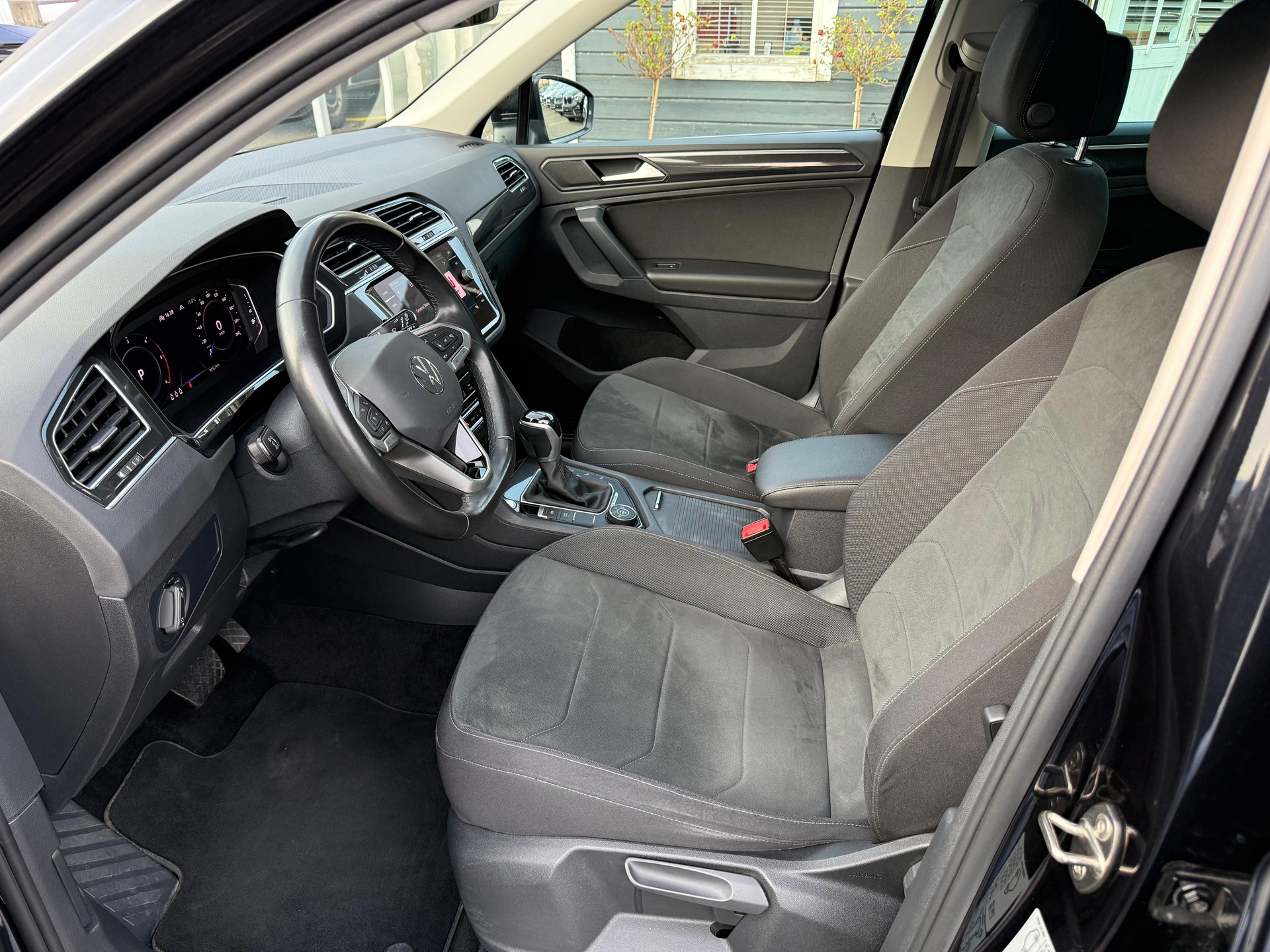 VW Tiguan 2.0 TDI SCR Elegance DSG-image-10