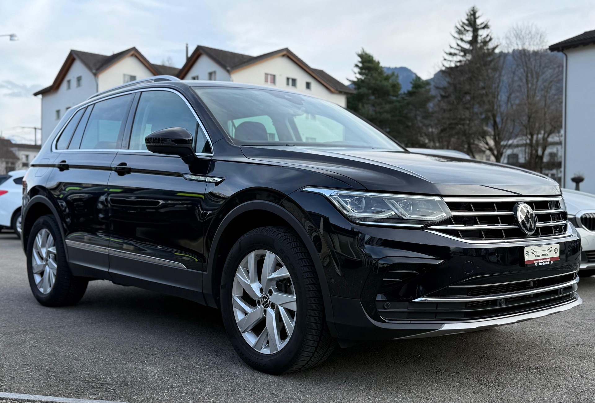 VW Tiguan 2.0 TDI SCR Elegance DSG-image-2
