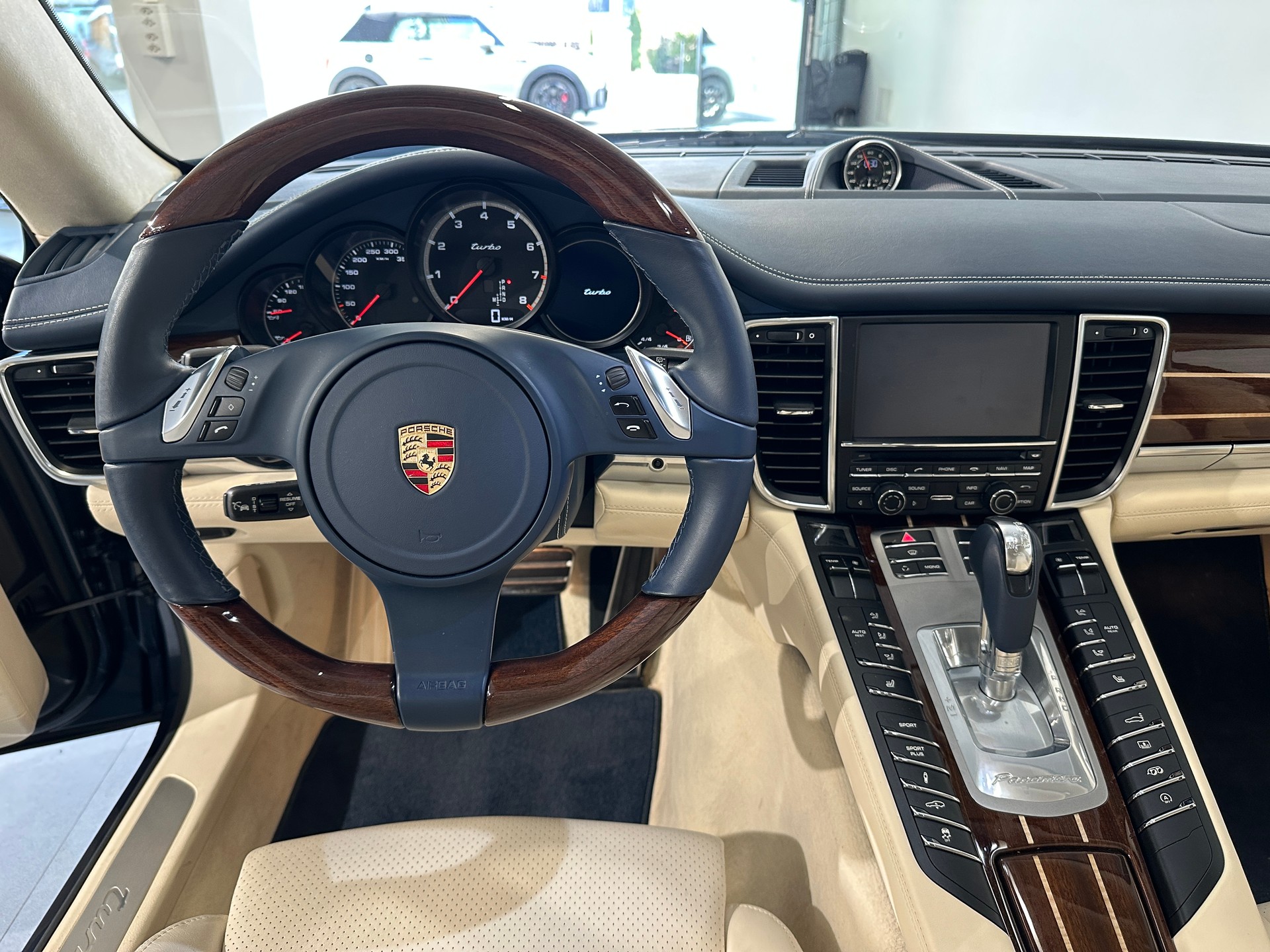 PORSCHE Panamera Turbo 4.8 PDK-image-17