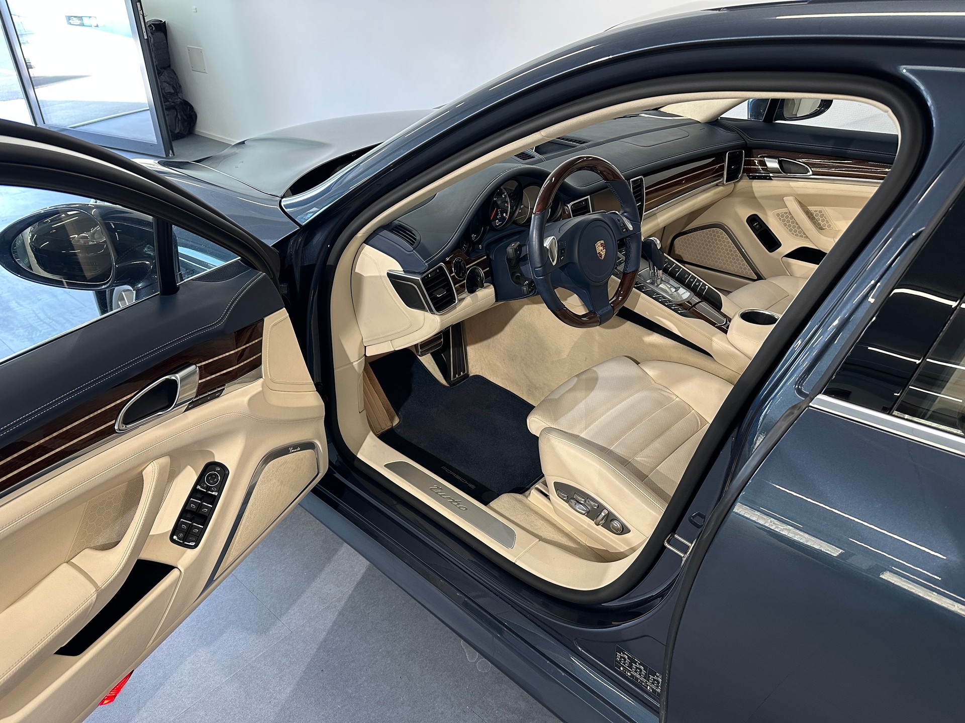 PORSCHE Panamera Turbo 4.8 PDK-image-14
