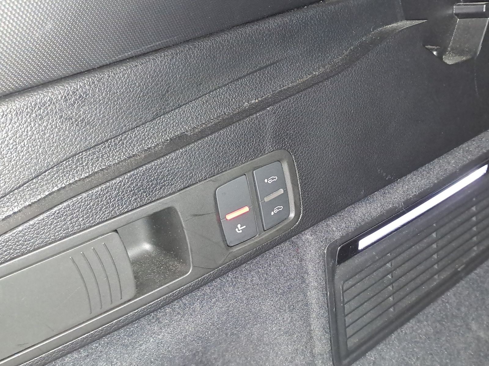 AUDI Q5 40 TDI Black Edition quattro S-tronic-image-13