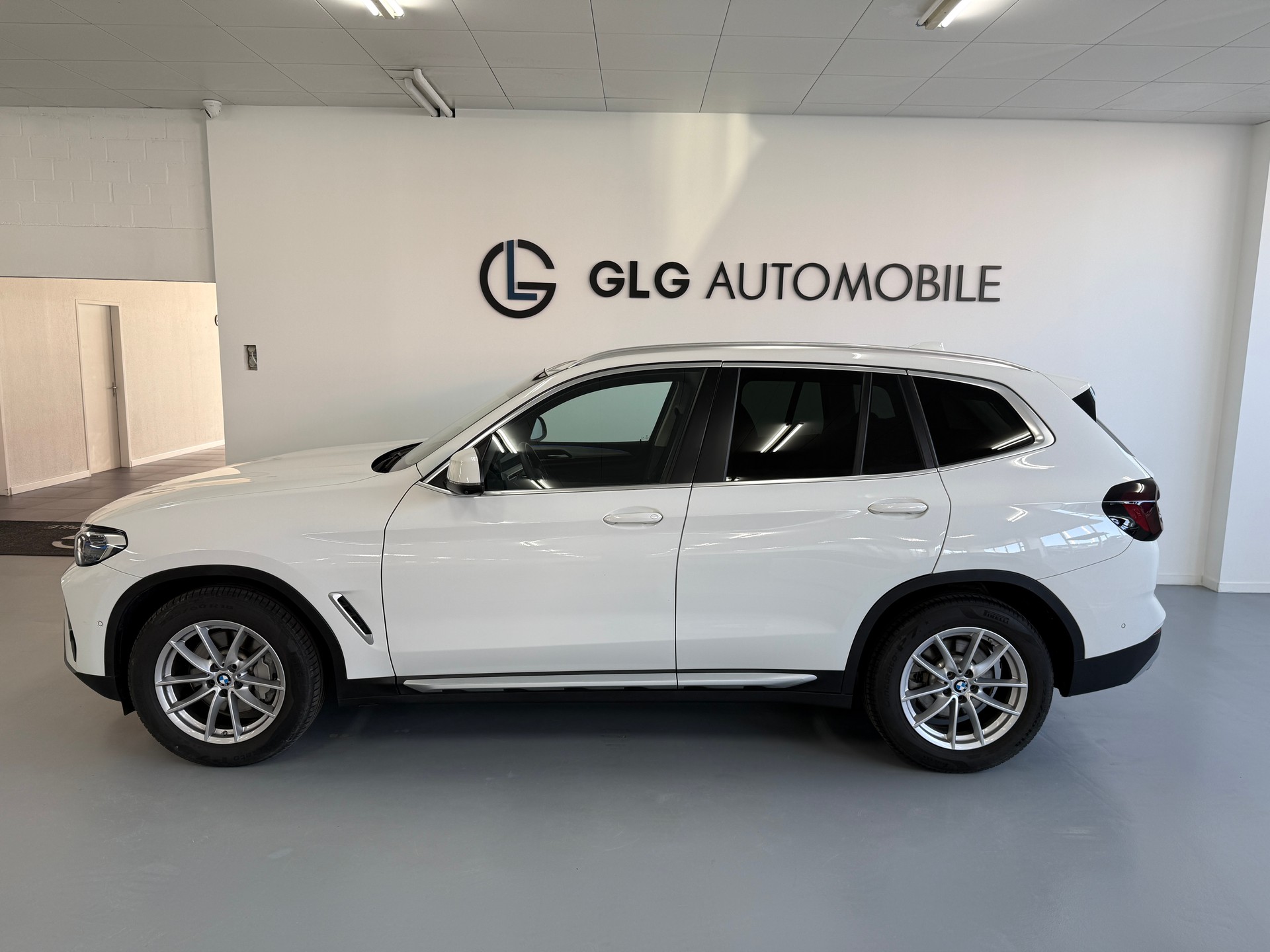 BMW X3 xDrive 48V 30d Individual-showroom-element-1