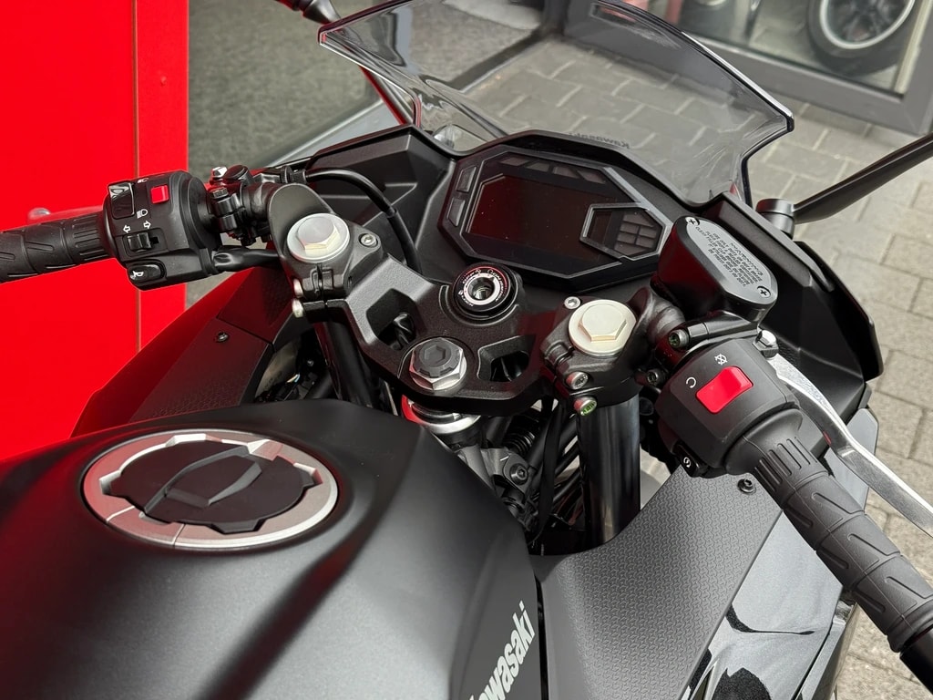 KAWASAKI Ninja 500-showroom-element-2