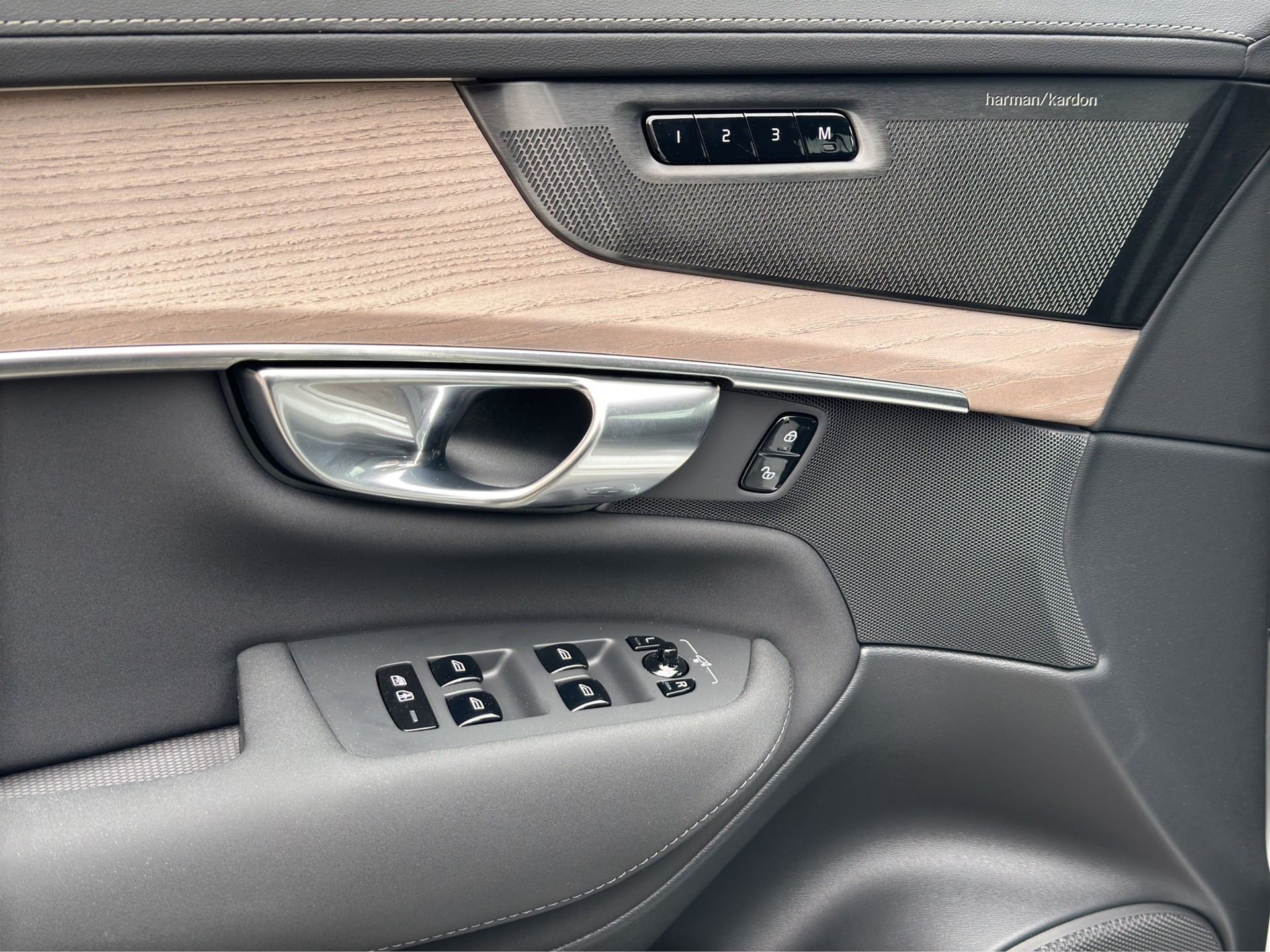 VOLVO XC90 T8 eAWD 7Pl. Plus Dark PluginHybrid Geartronic-image-9