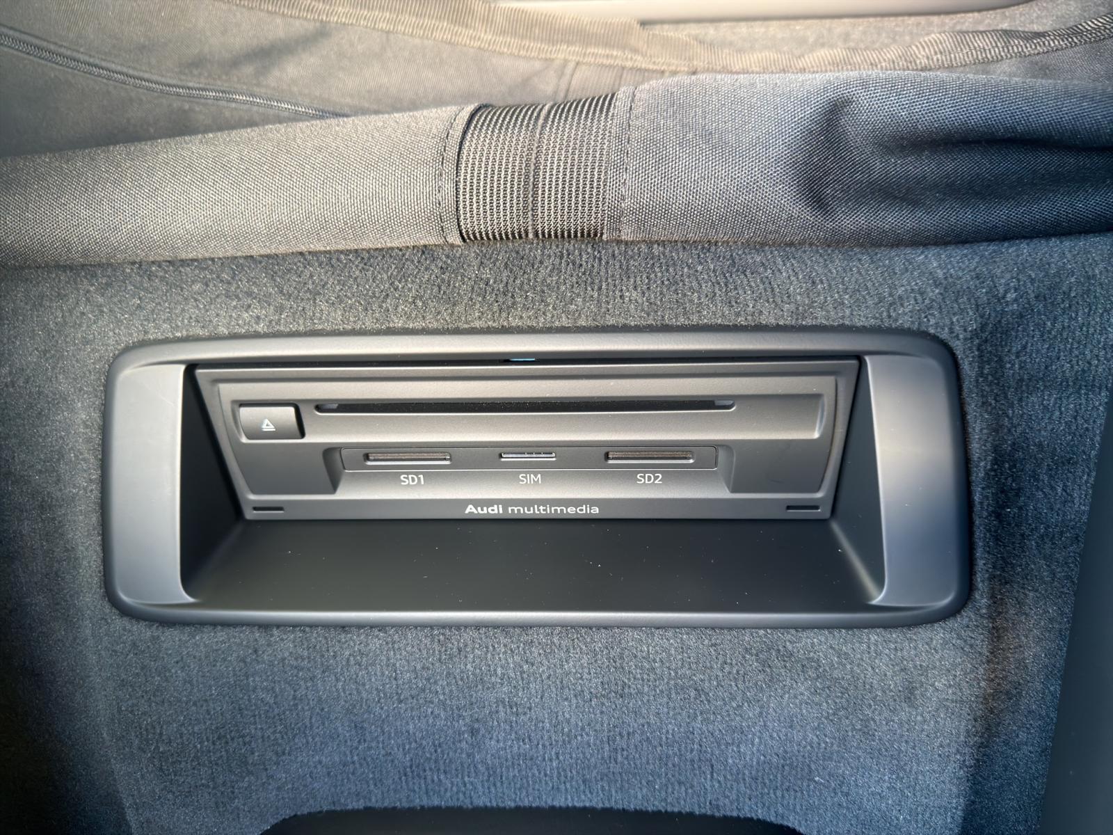 AUDI R8 Coupé 5.2 plus S-Tronic-image-12