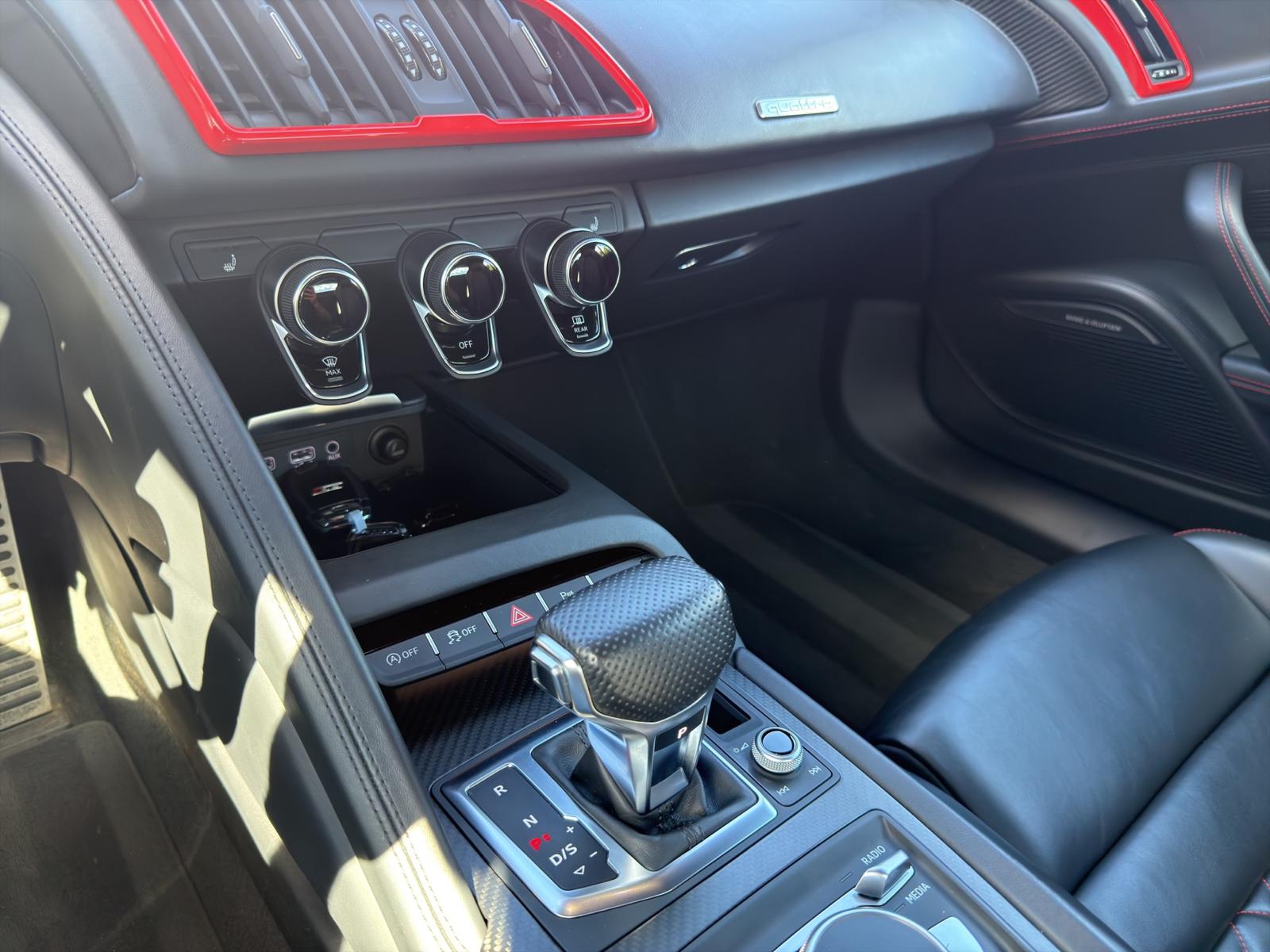 AUDI R8 Coupé 5.2 plus S-Tronic-image-10