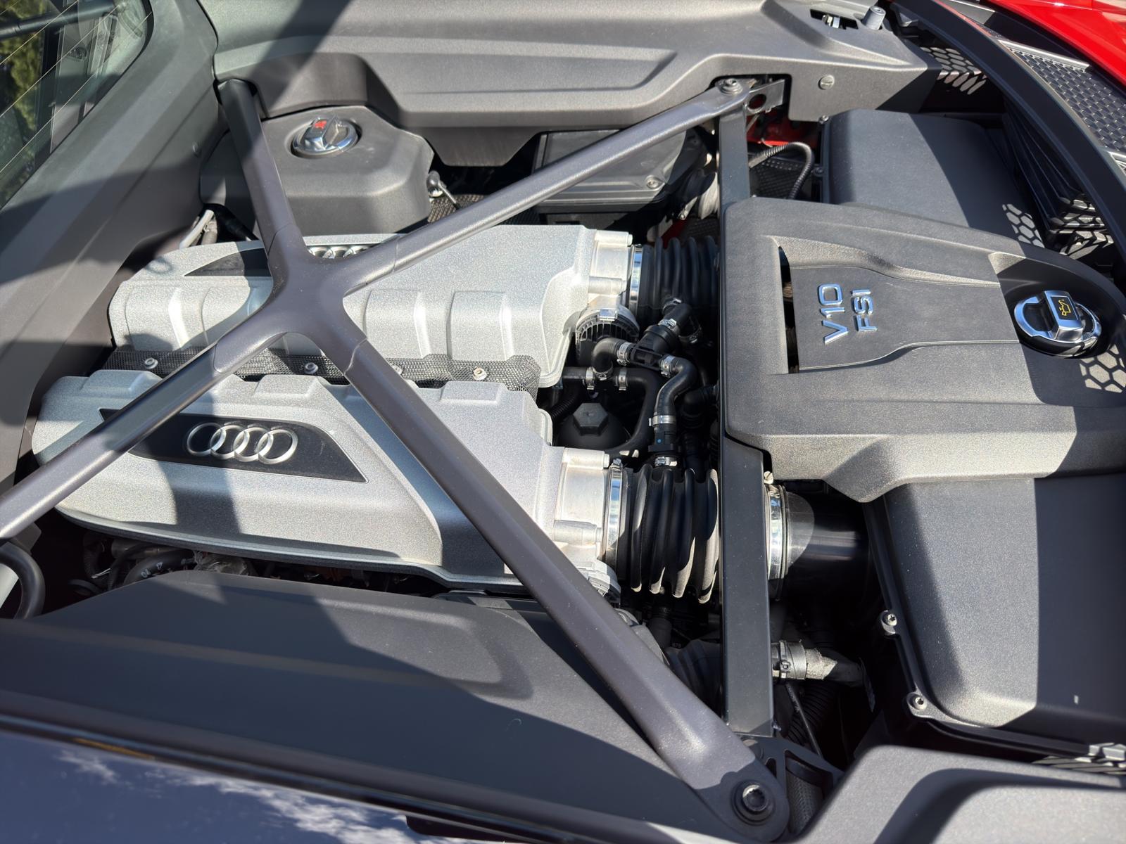 AUDI R8 Coupé 5.2 plus S-Tronic-image-16