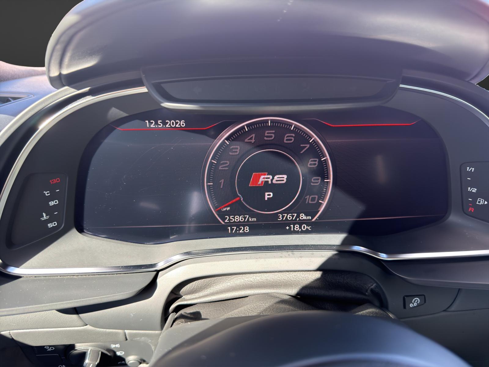 AUDI R8 Coupé 5.2 plus S-Tronic-image-11
