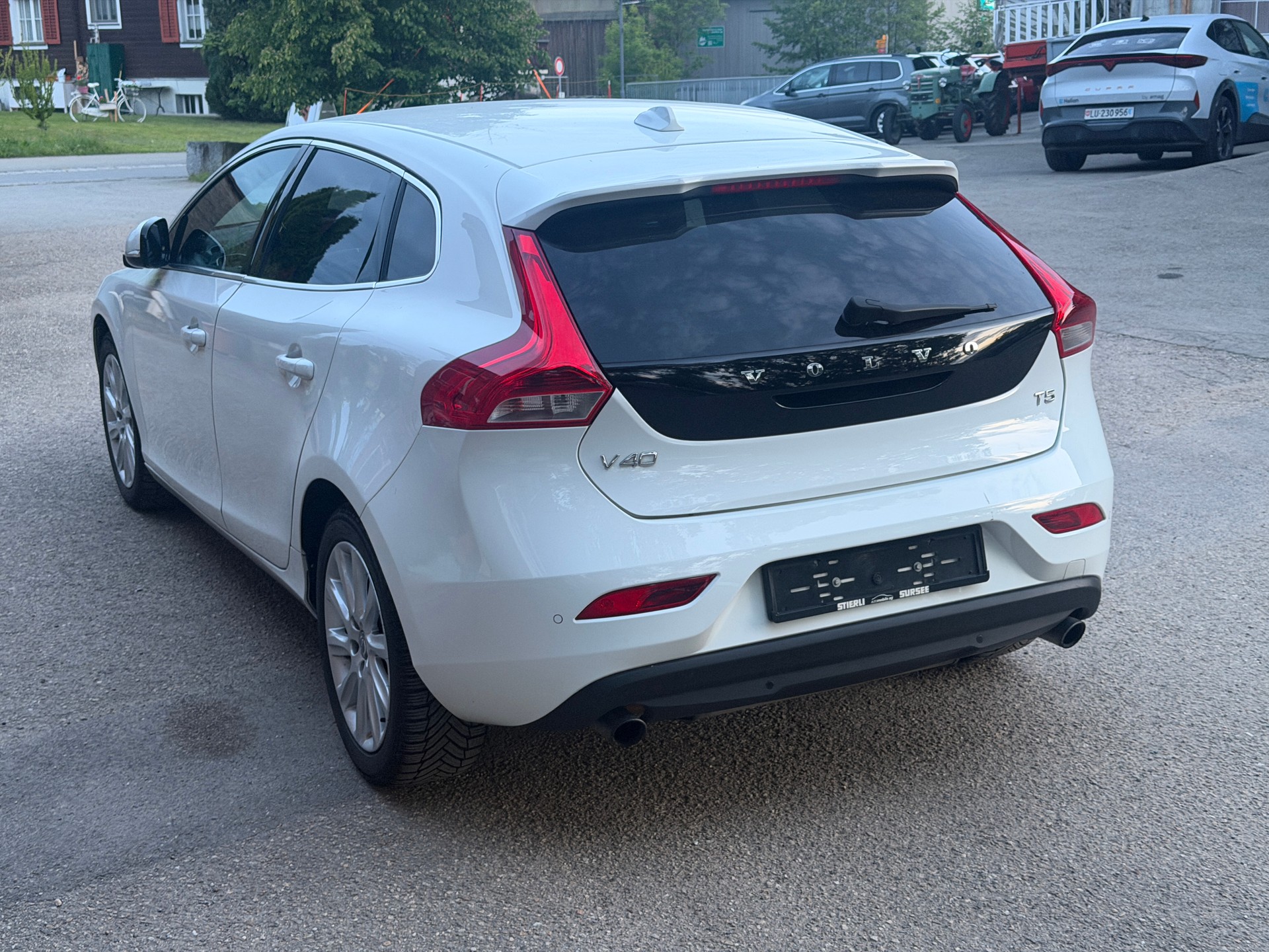 VOLVO V40 T5 Kinetic R-Design Geartronic-image-4