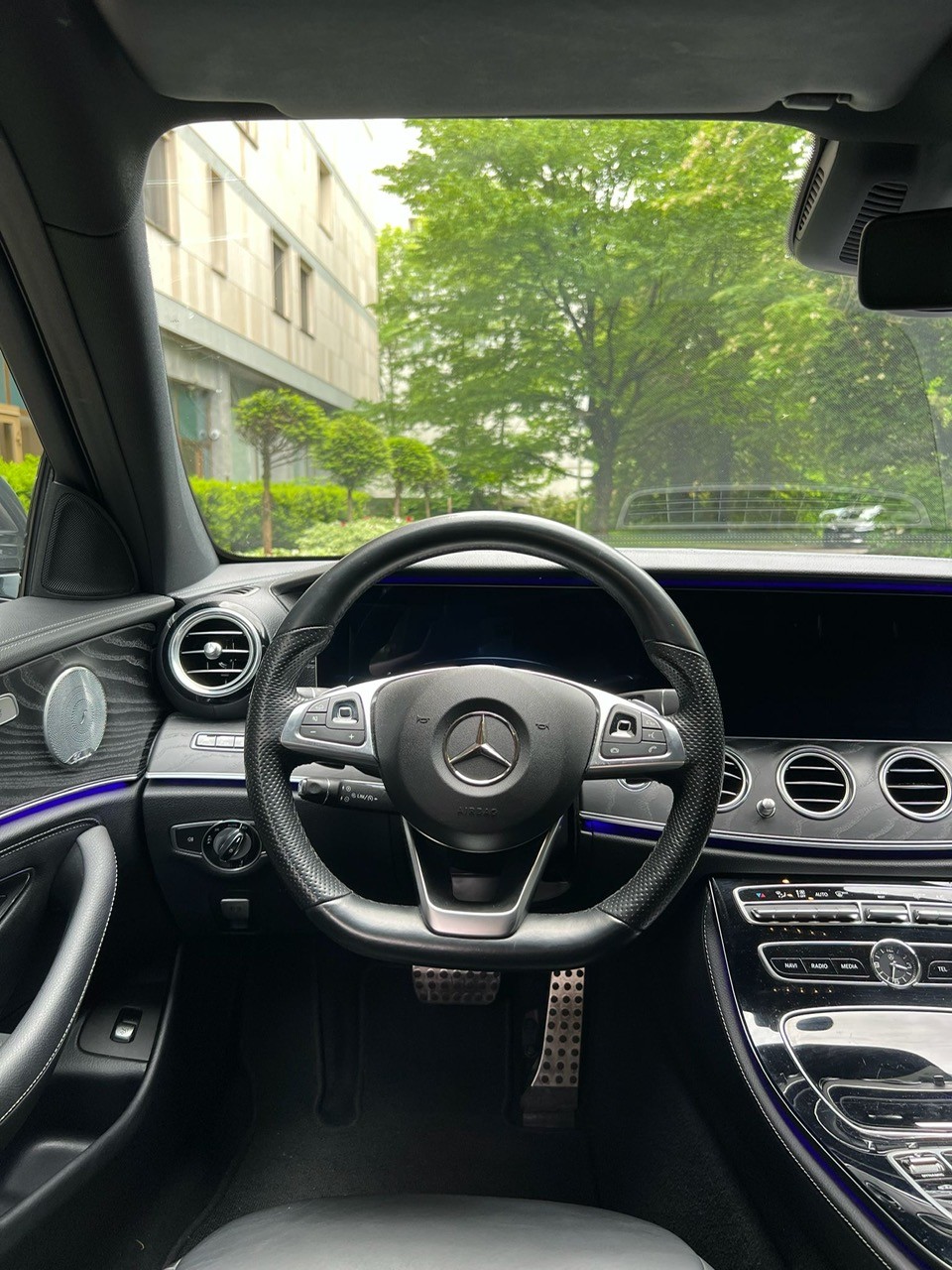 MERCEDES-BENZ E 400 AMG Line 4matic-image-9
