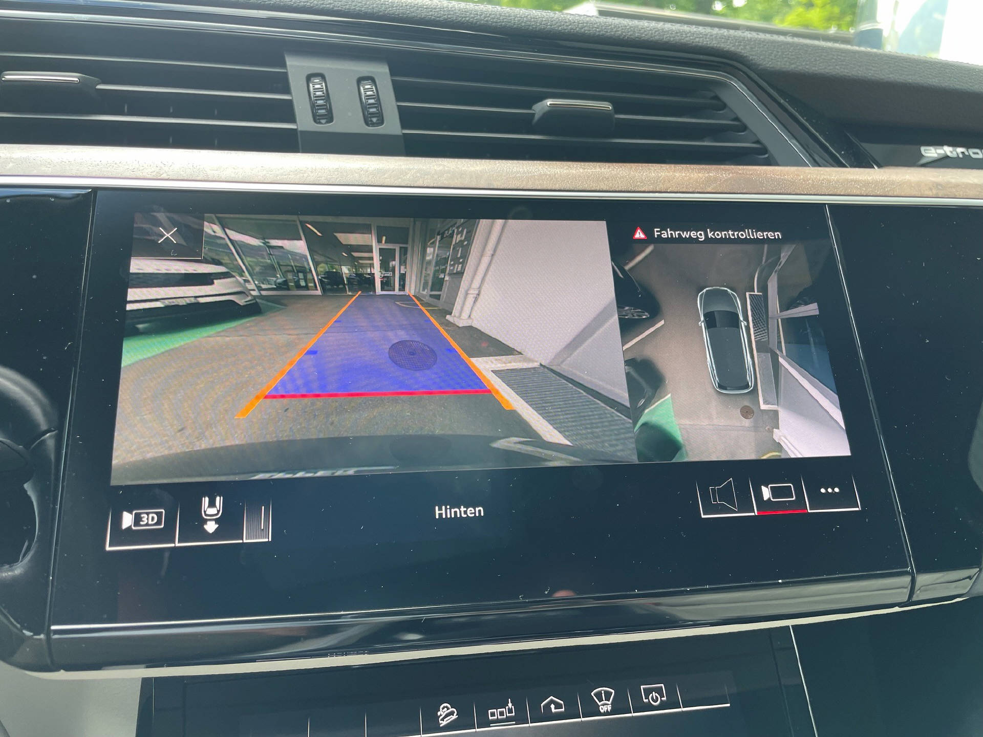 AUDI e-tron 55 Advanced quattro-image-13