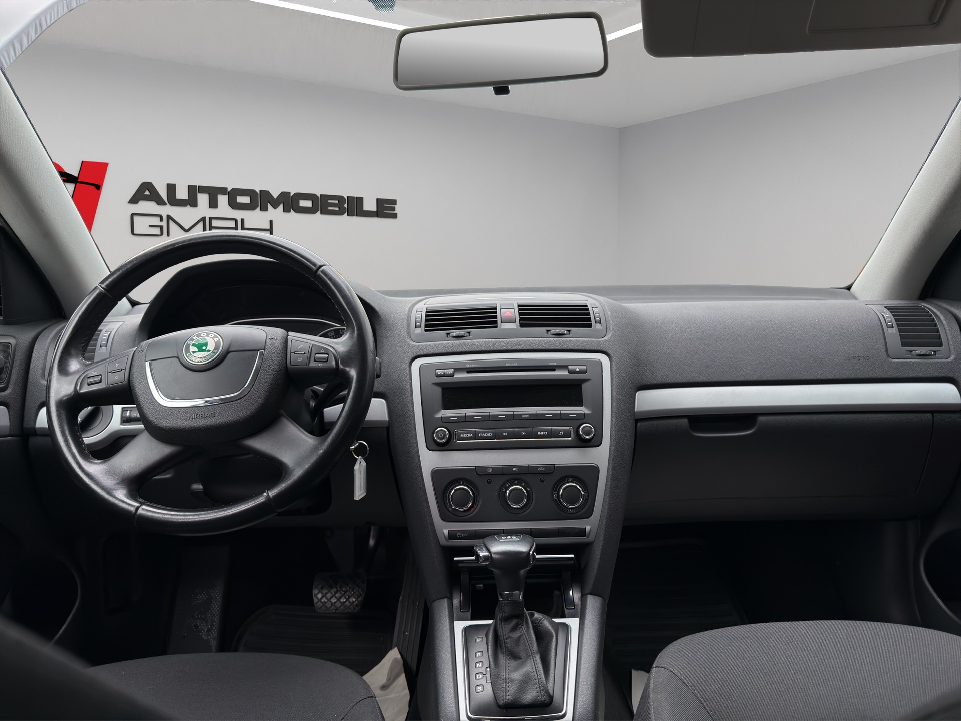 SKODA Octavia Combi 1.6 TDI Elegance DSG-image-11