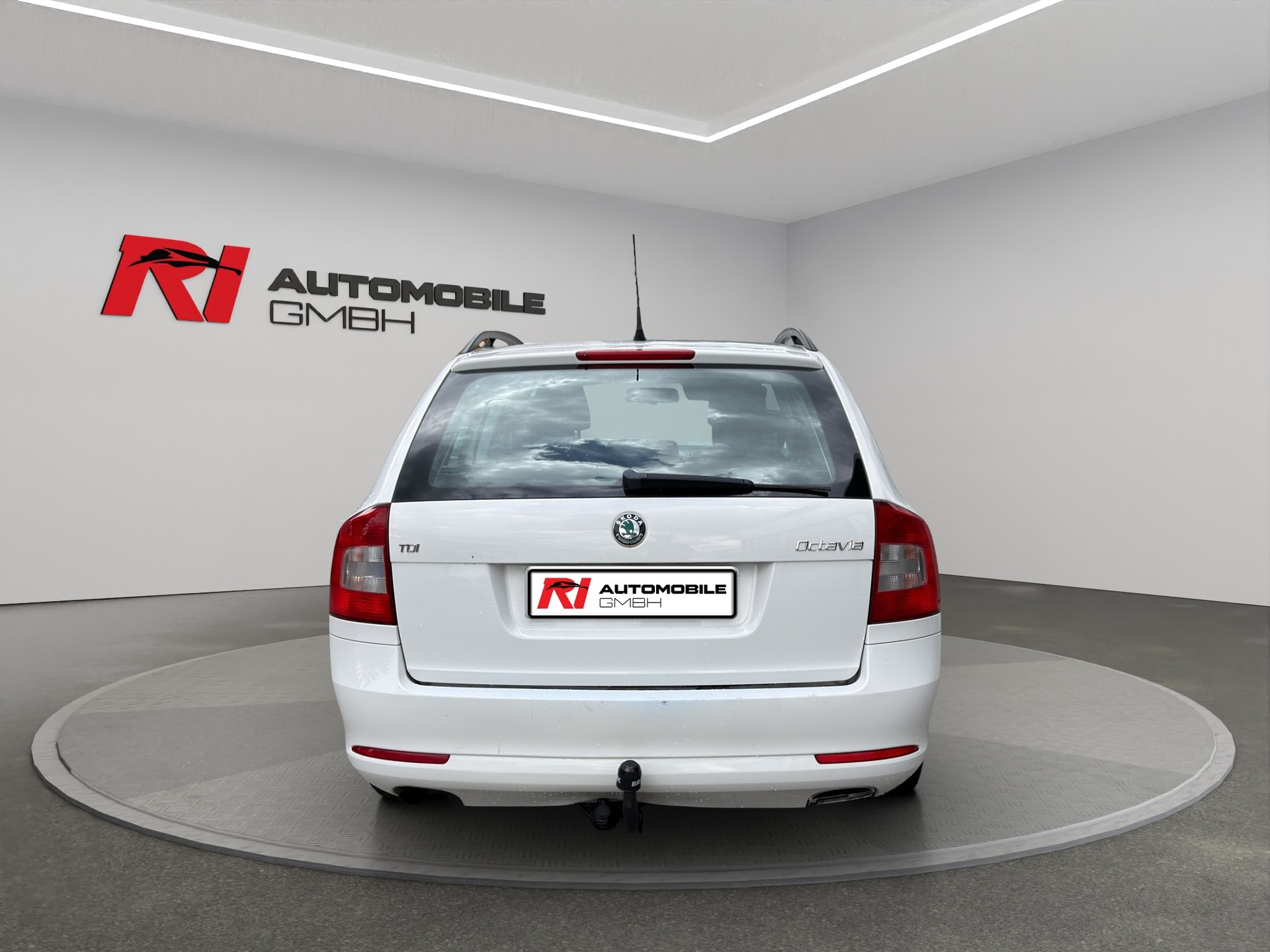 SKODA Octavia Combi 1.6 TDI Elegance DSG-image-2